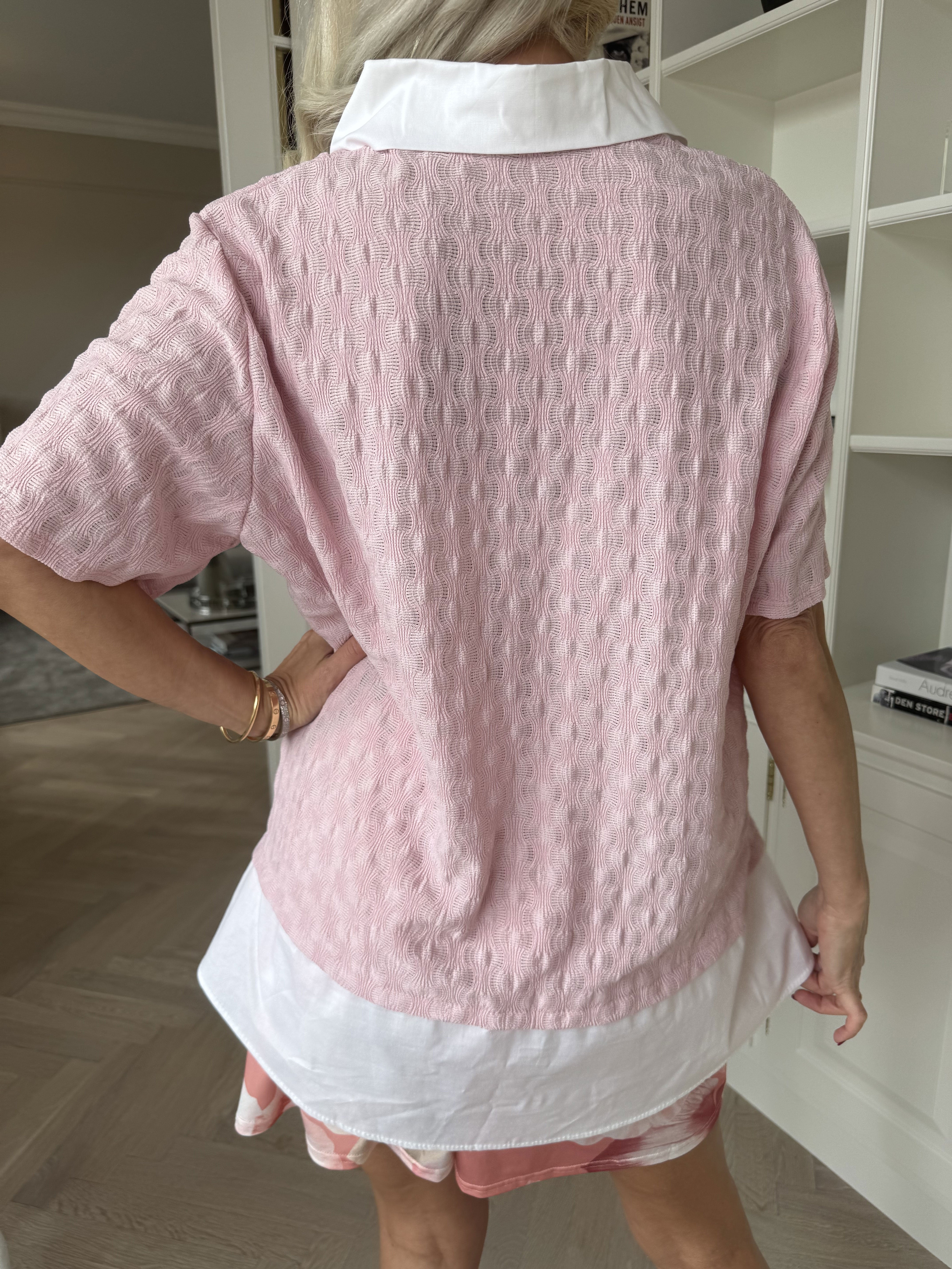 Shandel - Söt stretchig blus med skjortdetaljer