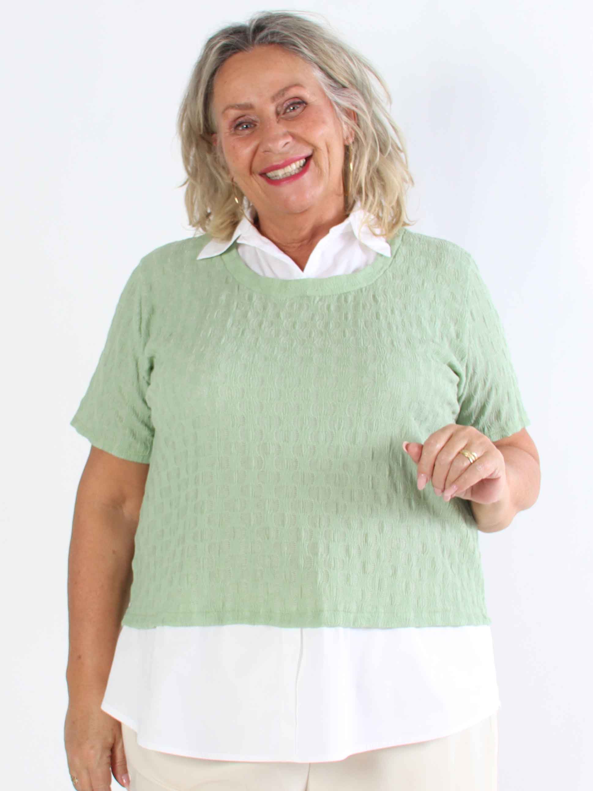 Shandel - Söt stretchig plus size-blus med skjortdetaljer