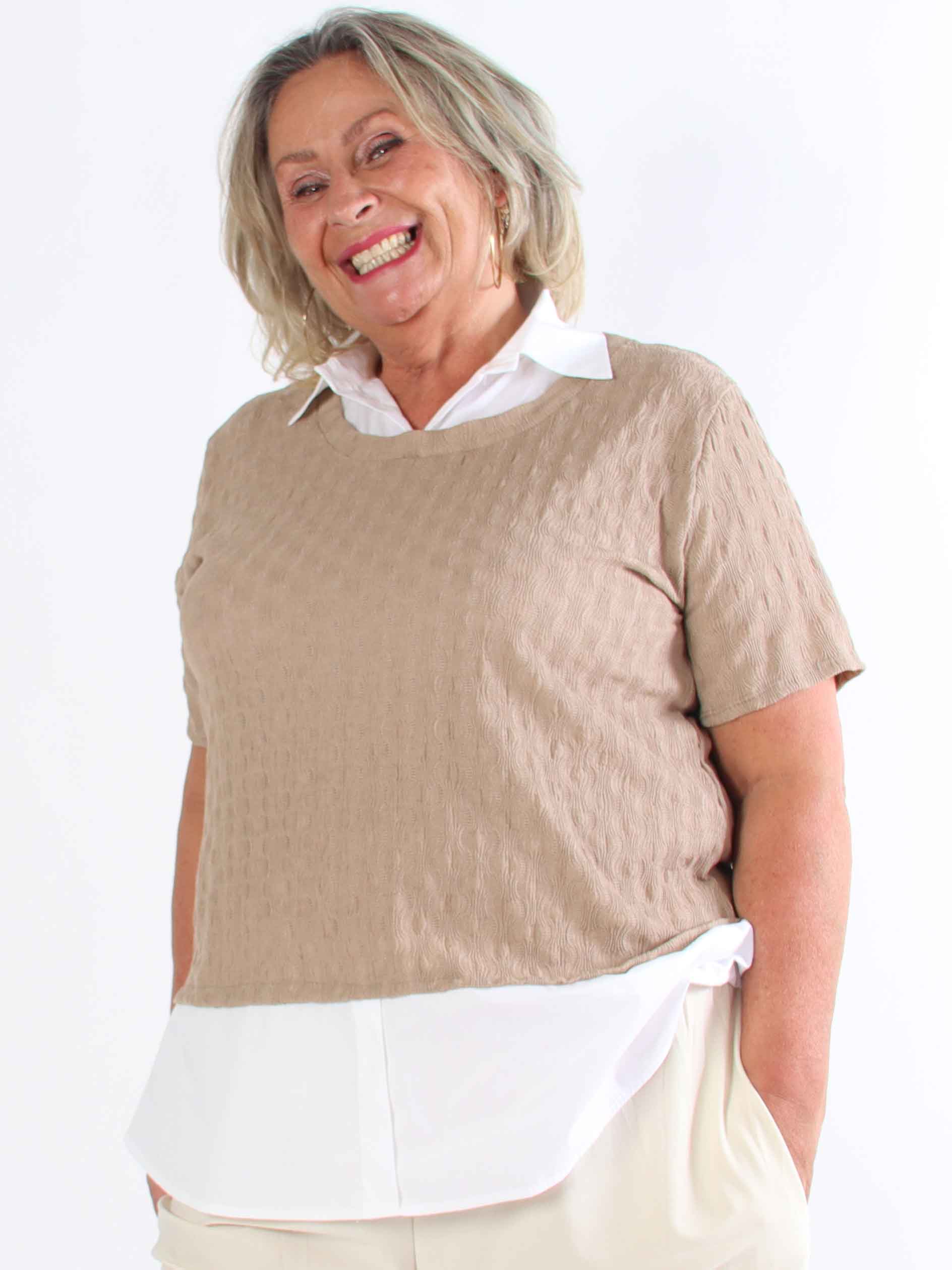 Shandel - Söt stretchig plus size-blus med skjortdetaljer