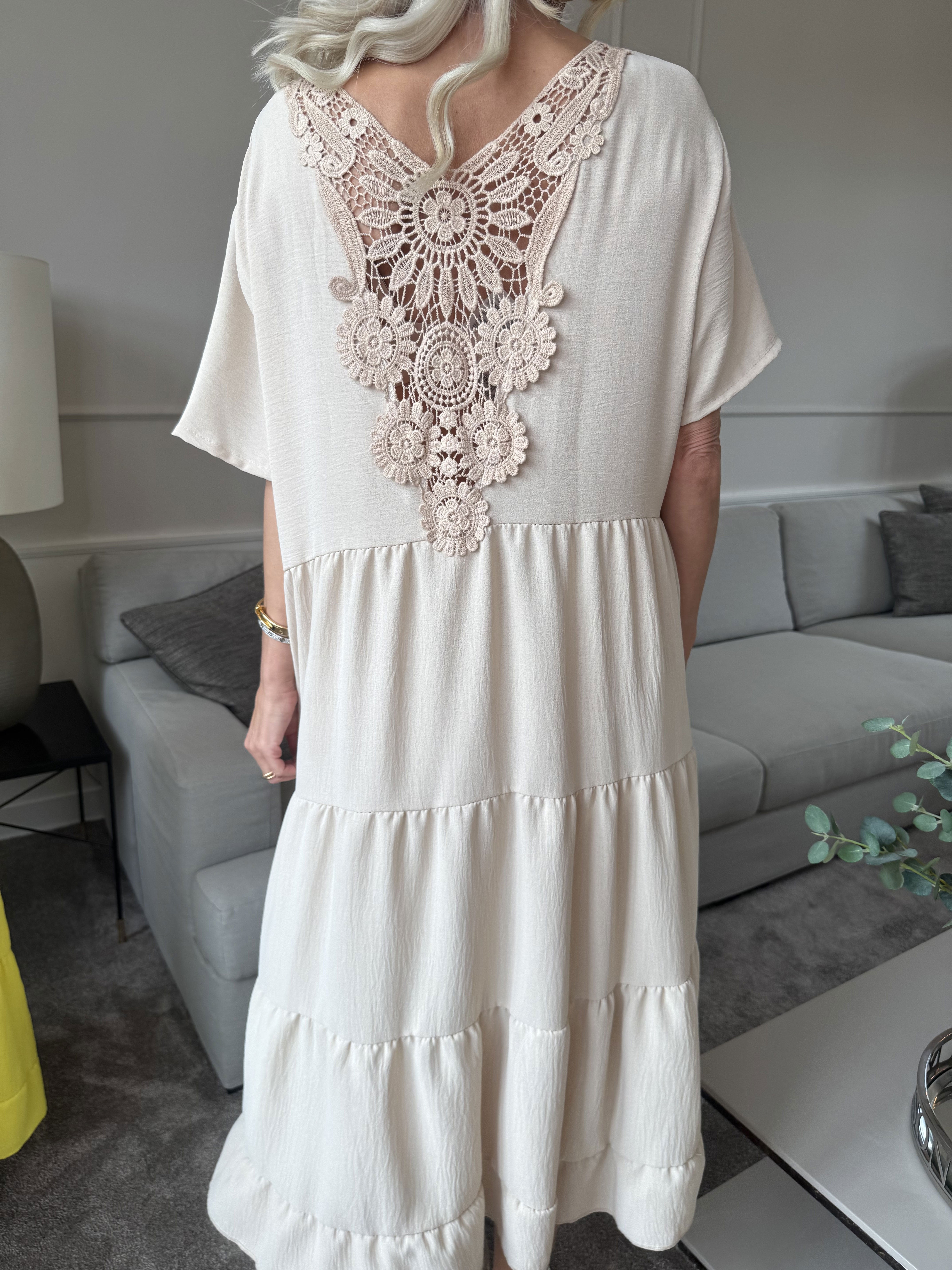 Shayna - Tunikaklänning i viskos med broderade detaljer på ryggen