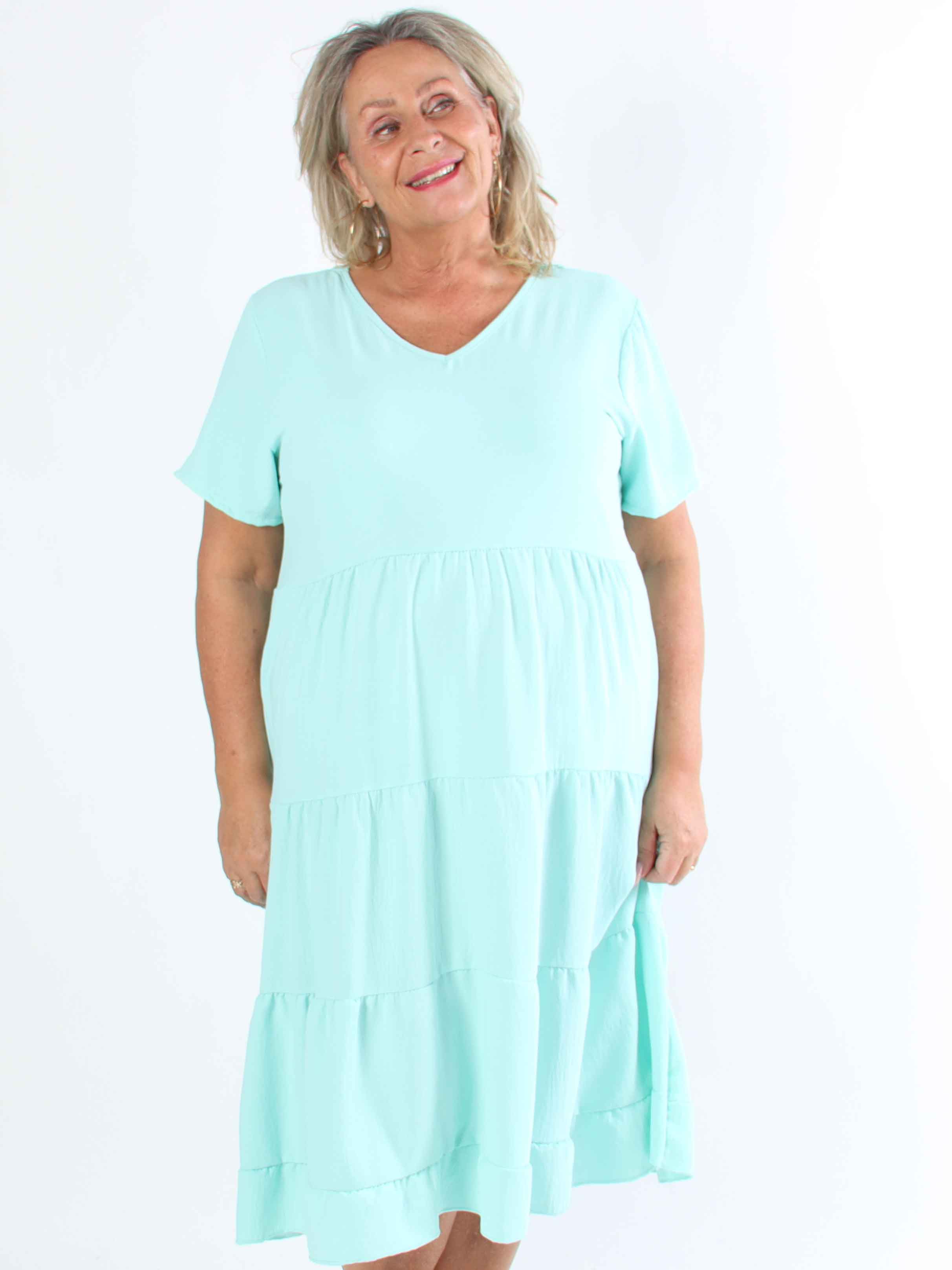 Shayna - Plus size-klänning i viskos med broderade detaljer på ryggen