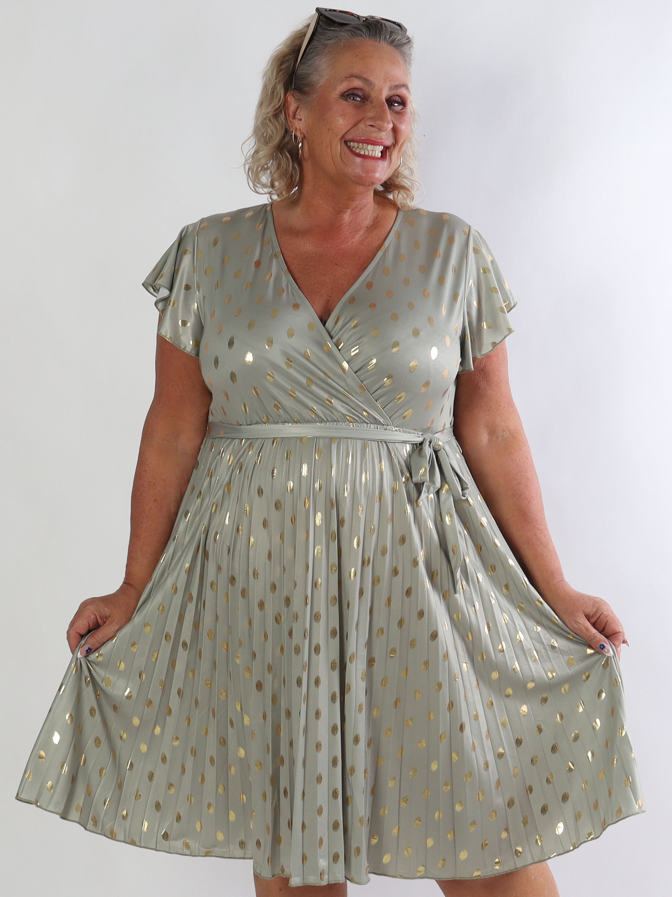 Silvija Dot Short - Elastisk plus size kjole med plisseret skørt og guld dutter