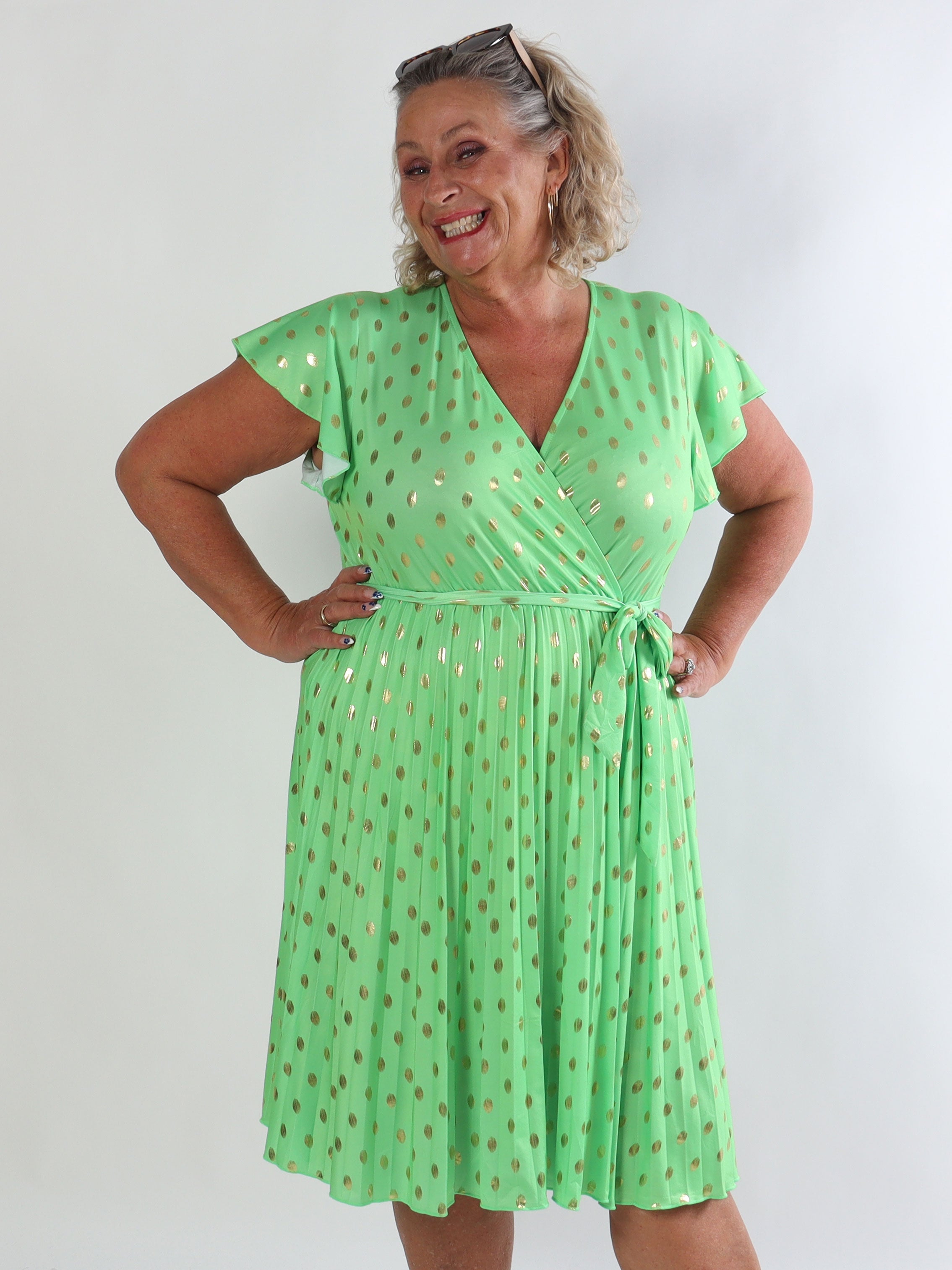 Silvija Dot Short - Elastisk plus size kjole med plisseret skørt og guld dutter
