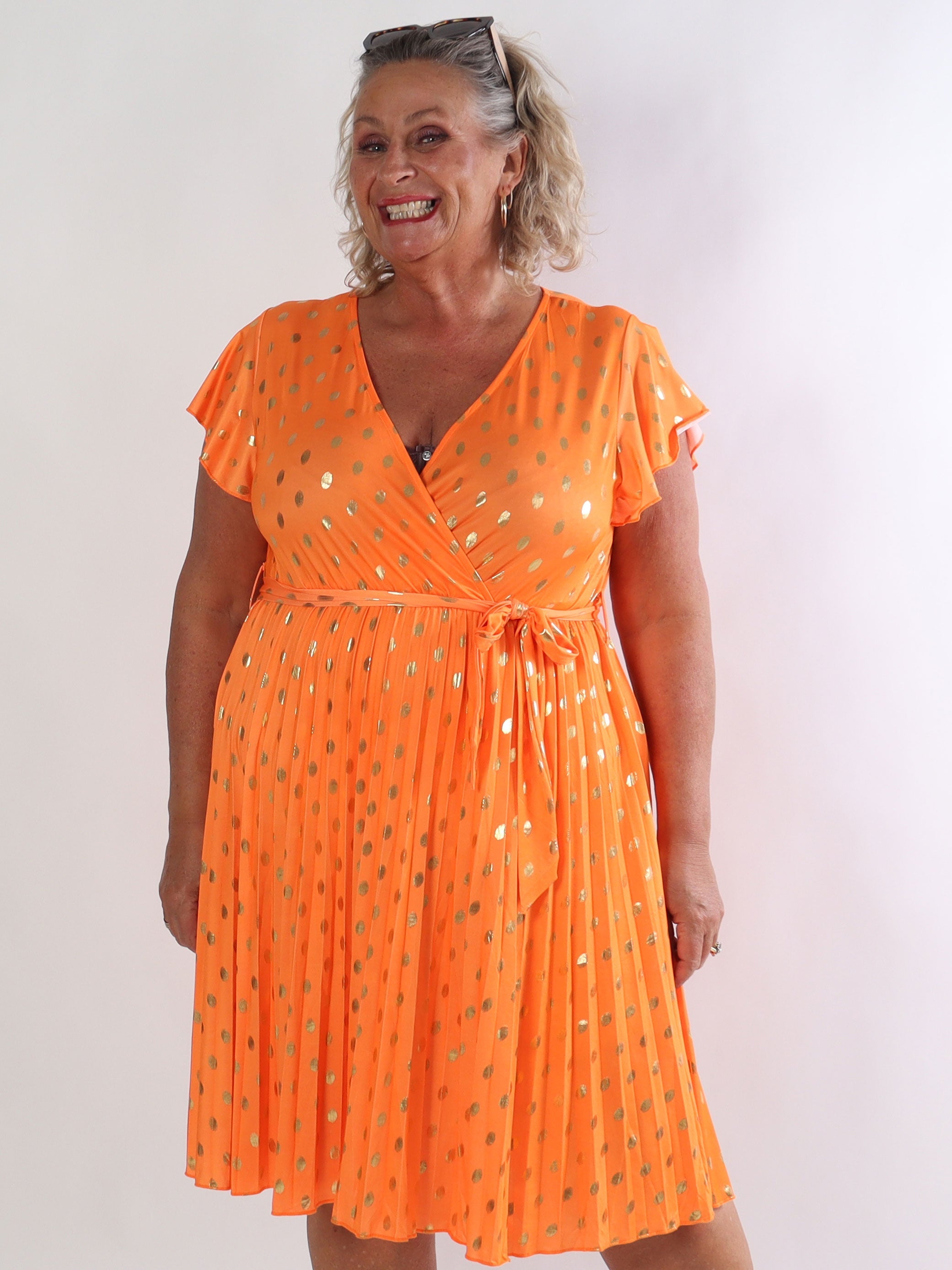 Silvija Dot Short - Elastisk plus size kjole med plisseret skørt og guld dutter