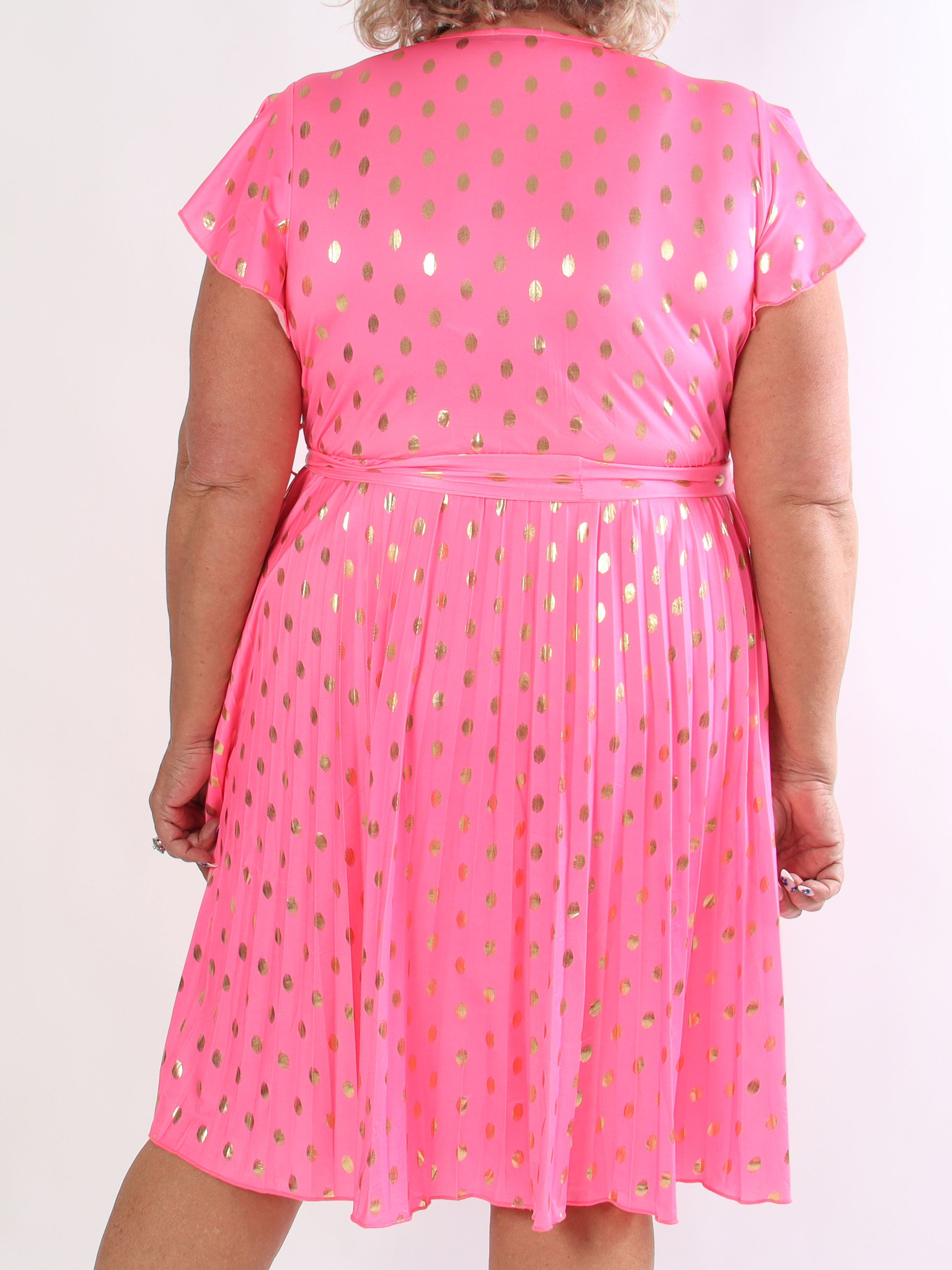 Silvija Dot Short - Elastisk plus size kjole med plisseret skørt og guld dutter