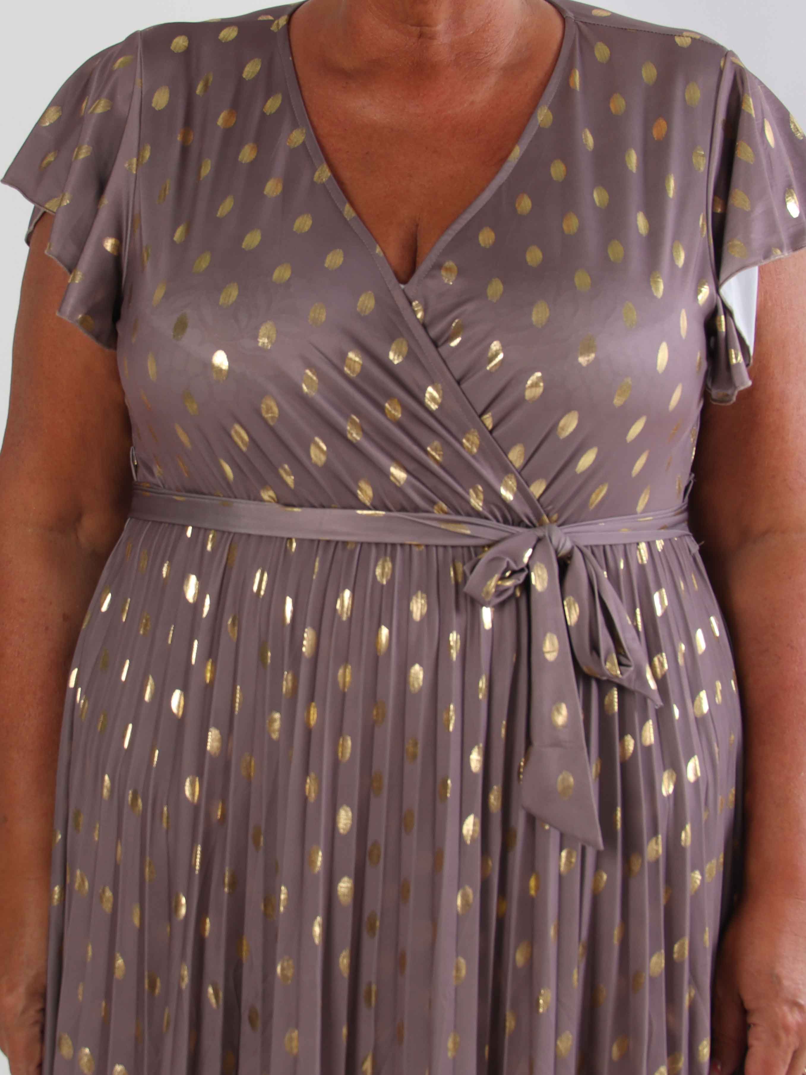Silvija Dot Short - Elastisk plus size kjole med plisseret skørt og guld dutter