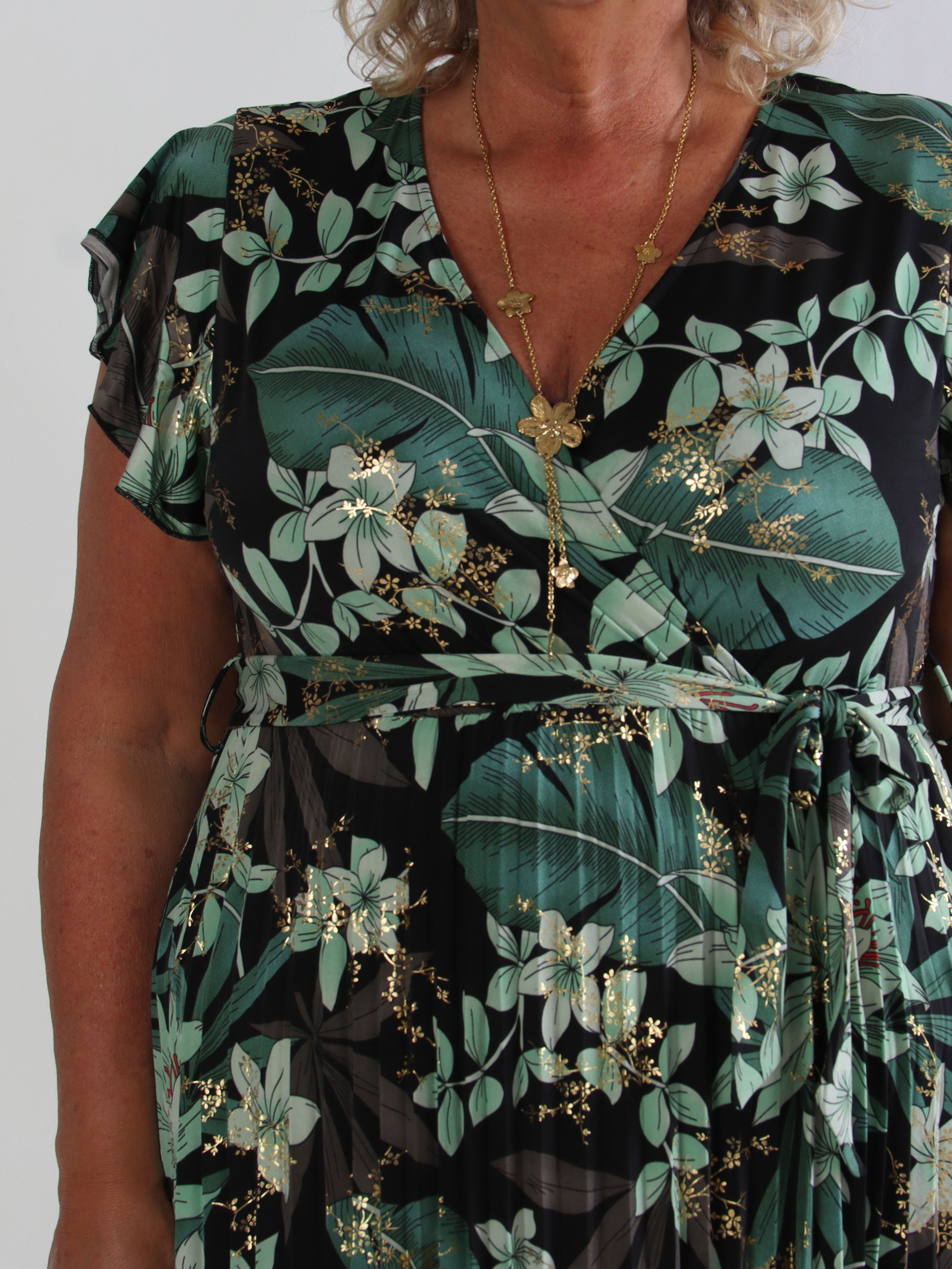 Silvija Short - Elastisk mønstret plus size kjole med plisseret skørt og guld blomster