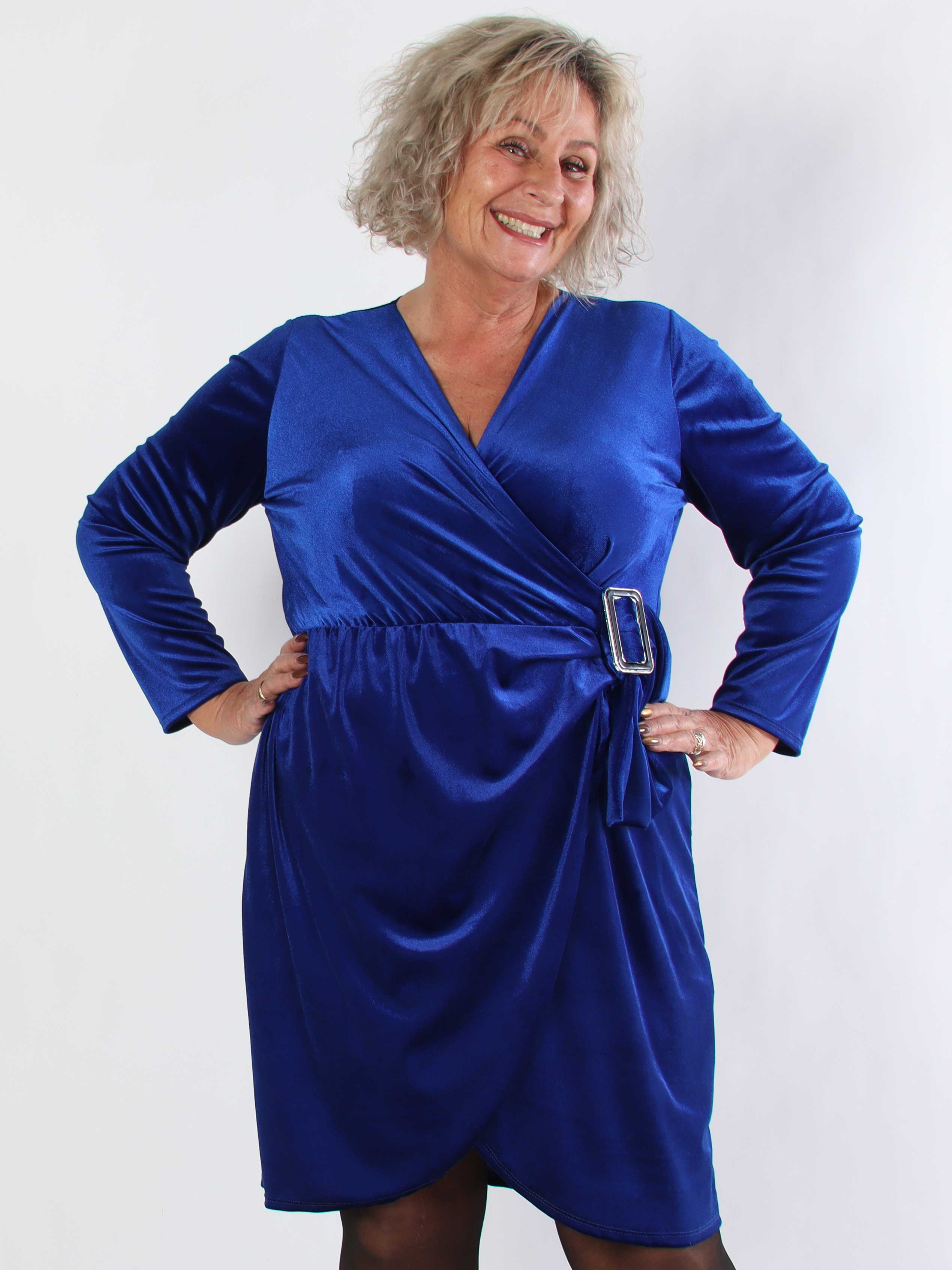 Sinda - Plus size velourklänning med omlott-effekt och spänne