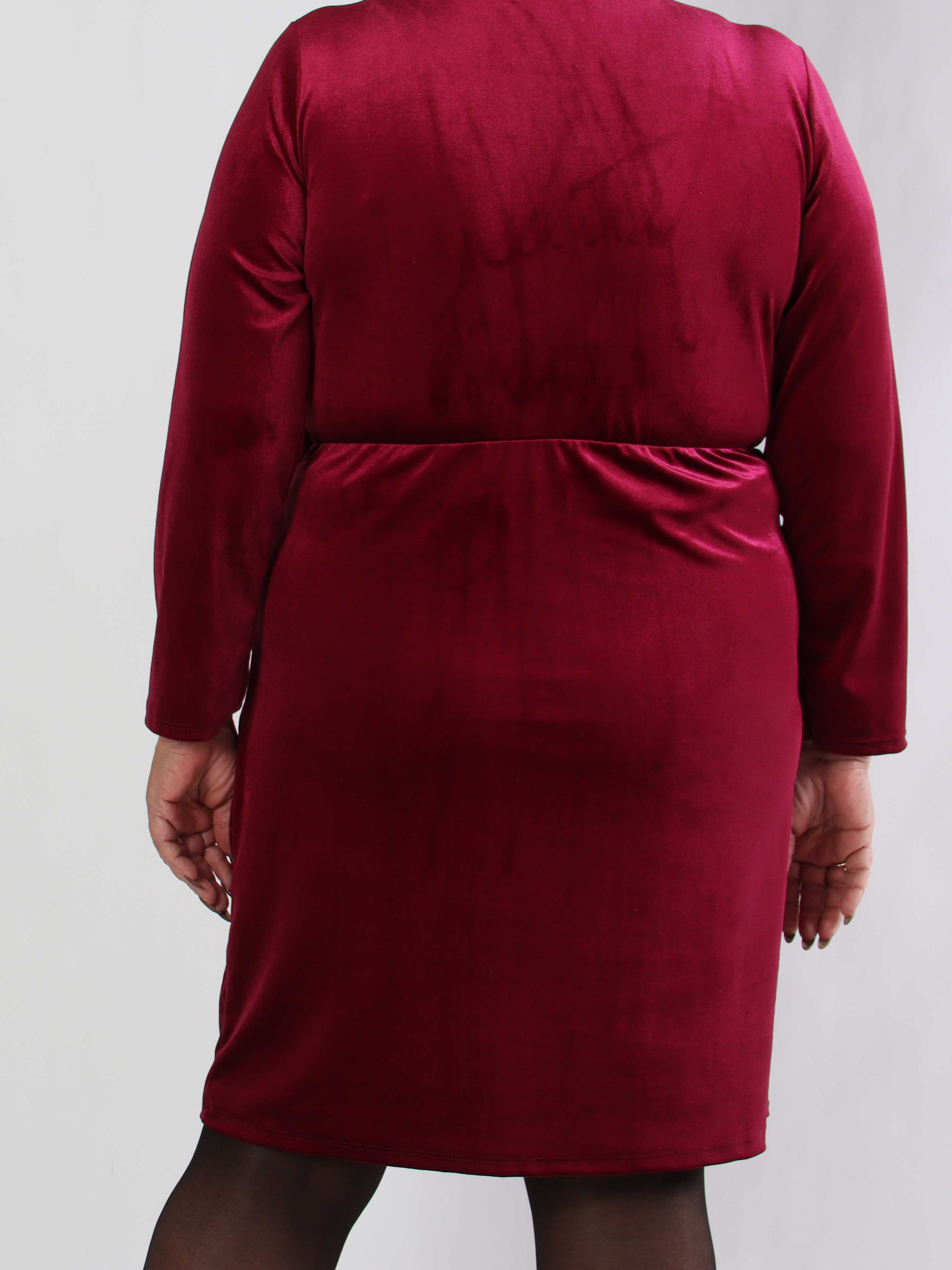 Sinda - Plus size velourklänning med omlott-effekt och spänne