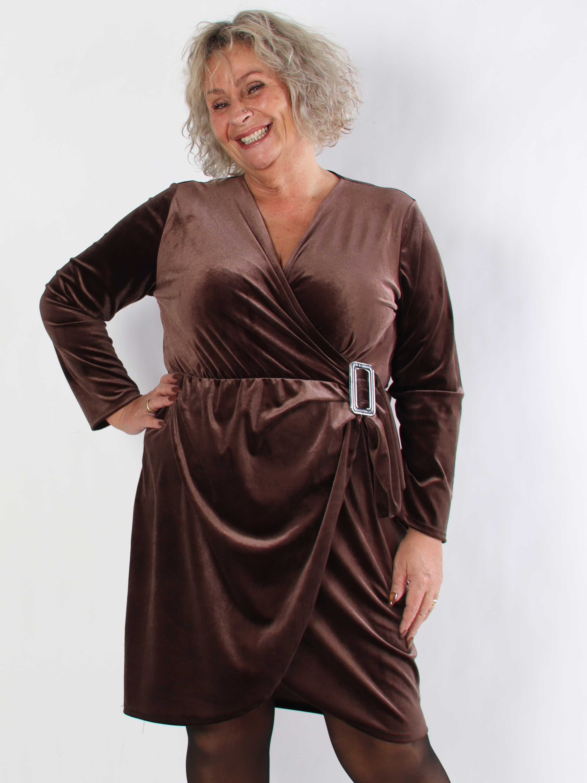 Sinda - Plus size velourklänning med omlott-effekt och spänne