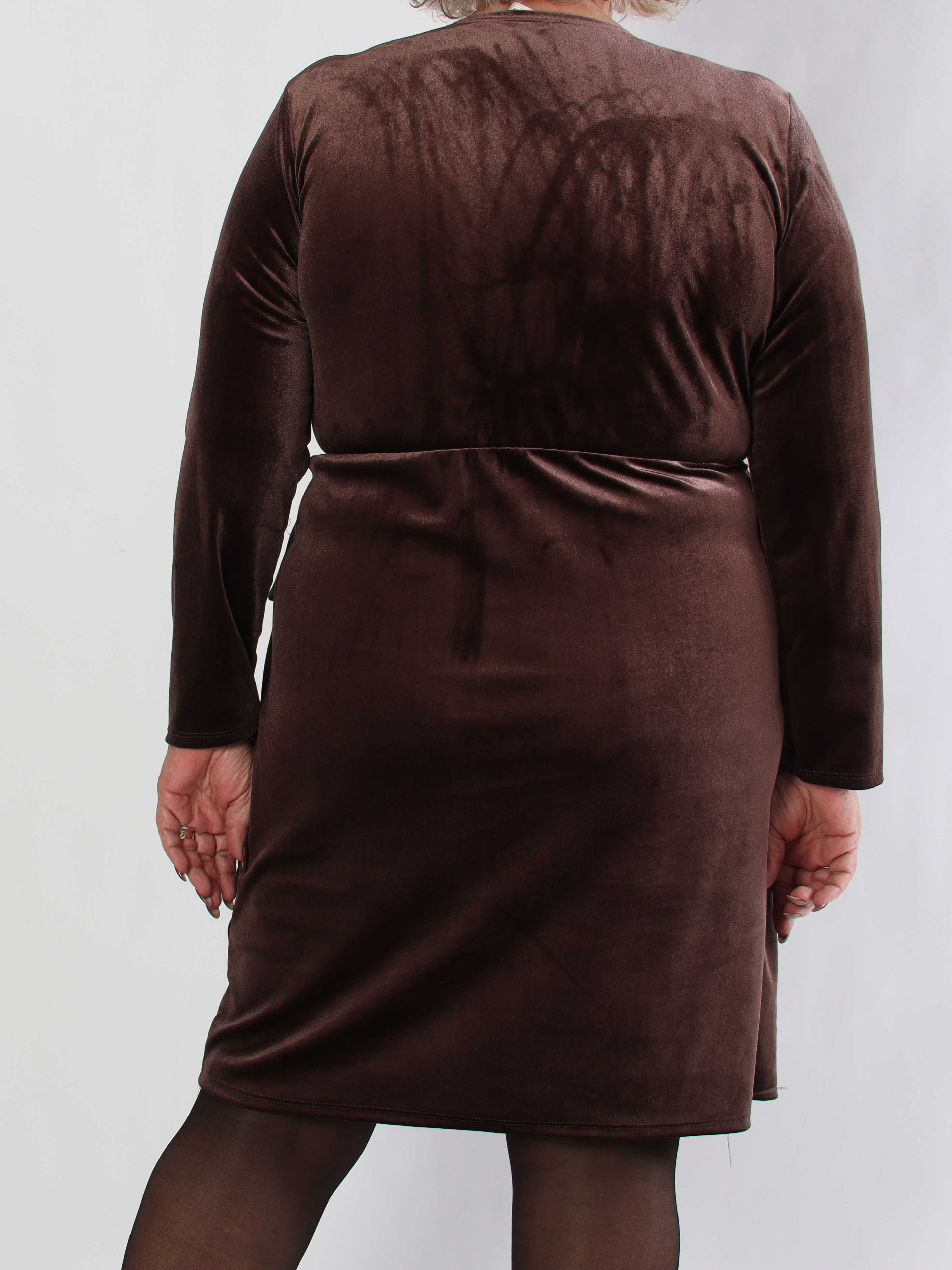 Sinda - Plus size velourklänning med omlott-effekt och spänne