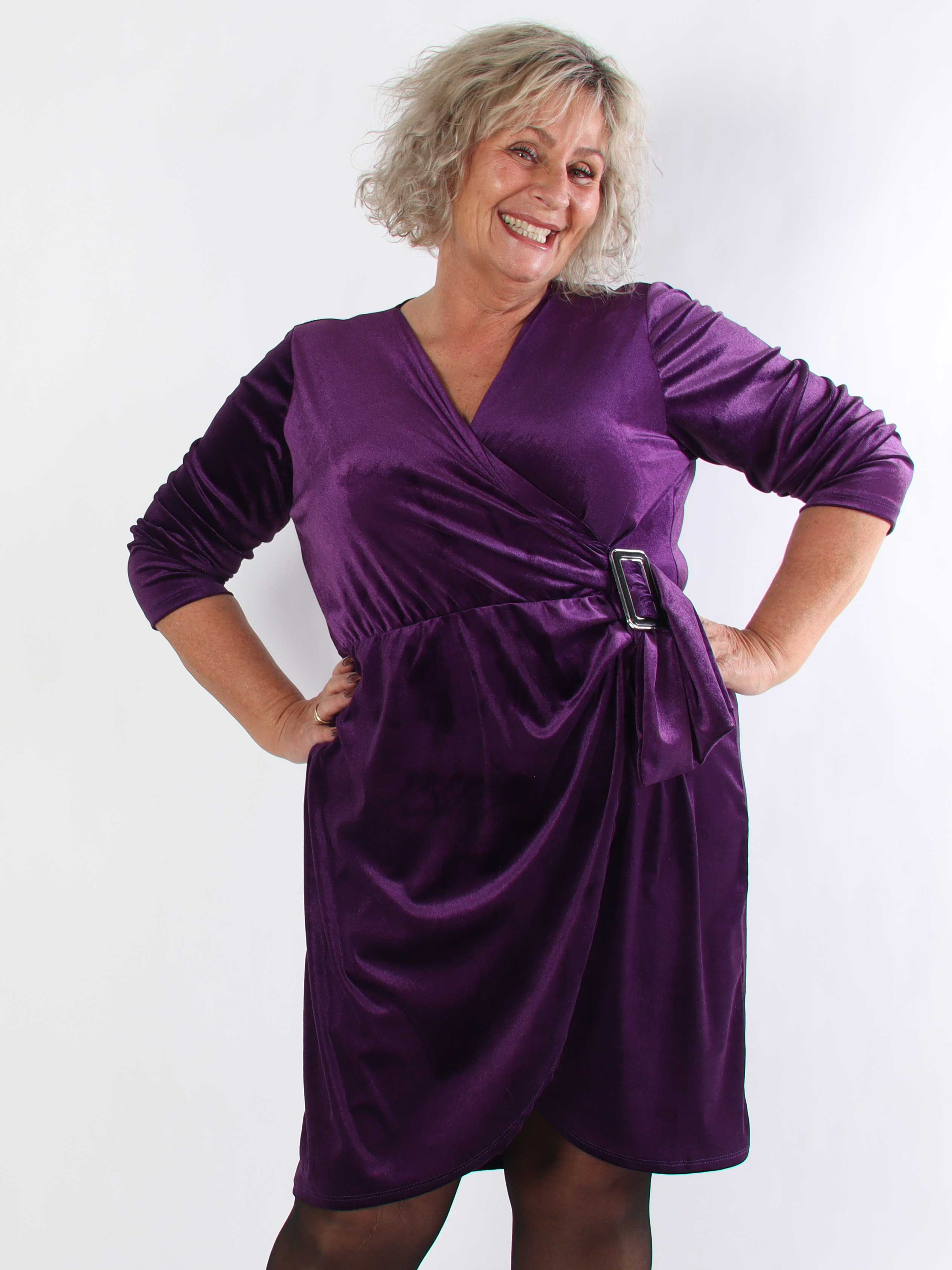 Sinda - Plus size velourklänning med omlott-effekt och spänne