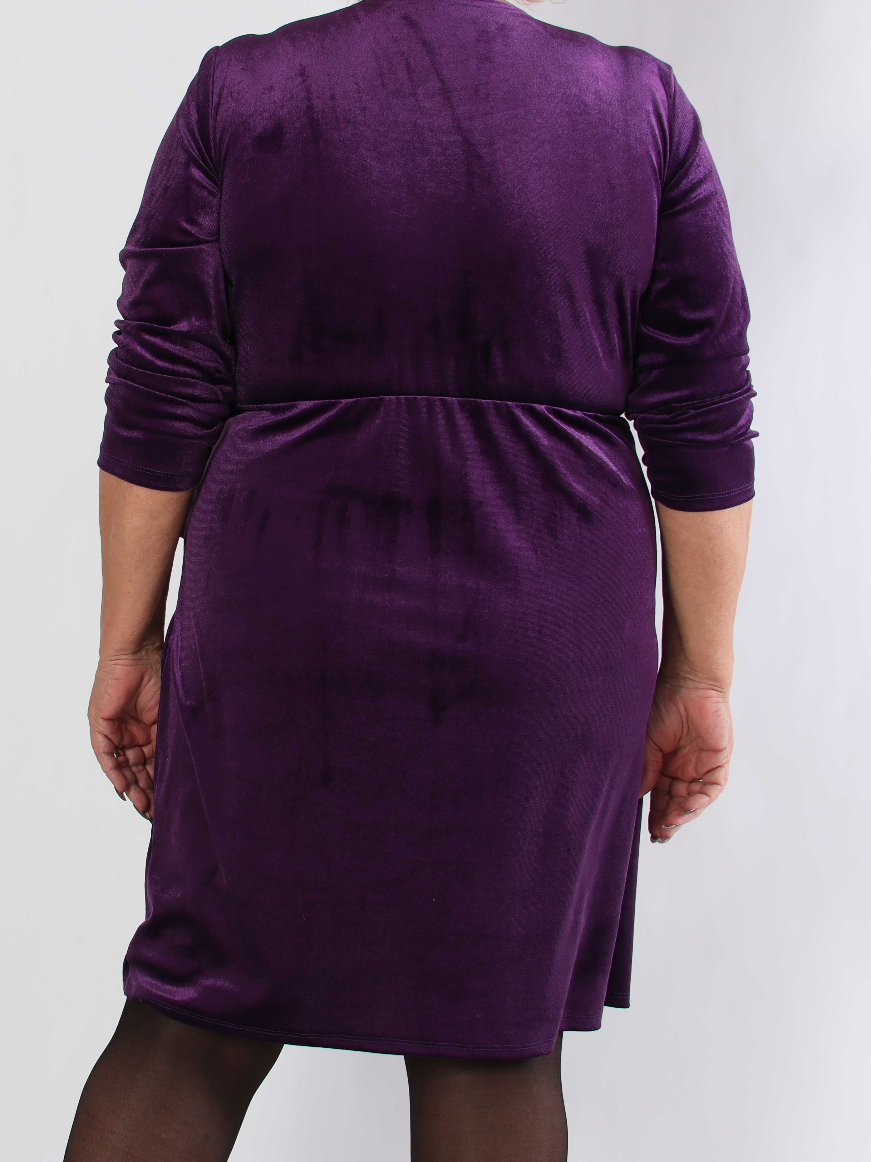 Sinda - Plus size velourklänning med omlott-effekt och spänne
