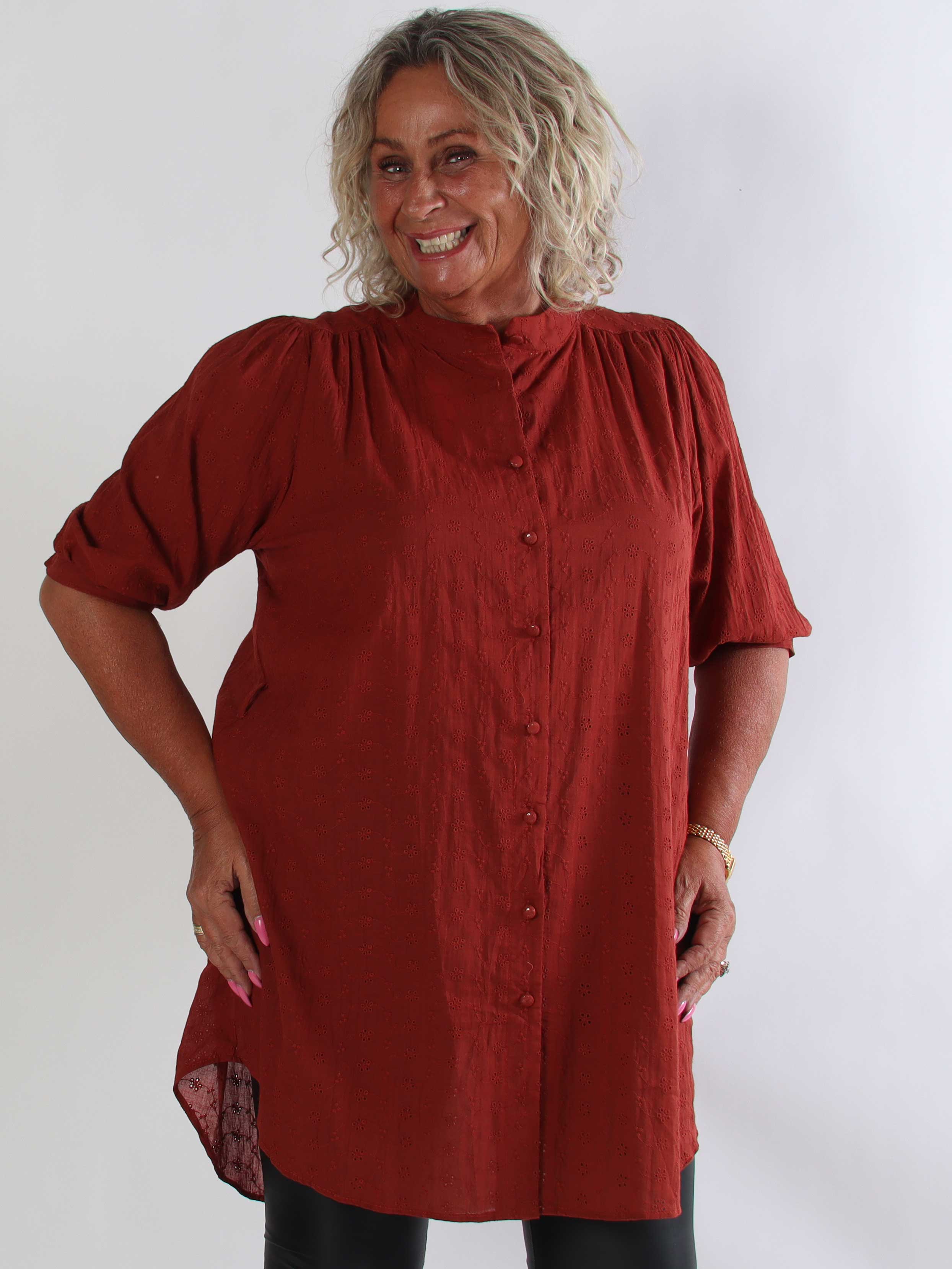 Soffie - Plus size tunikakjole i viskose med smukke broderie anglaise-detaljer