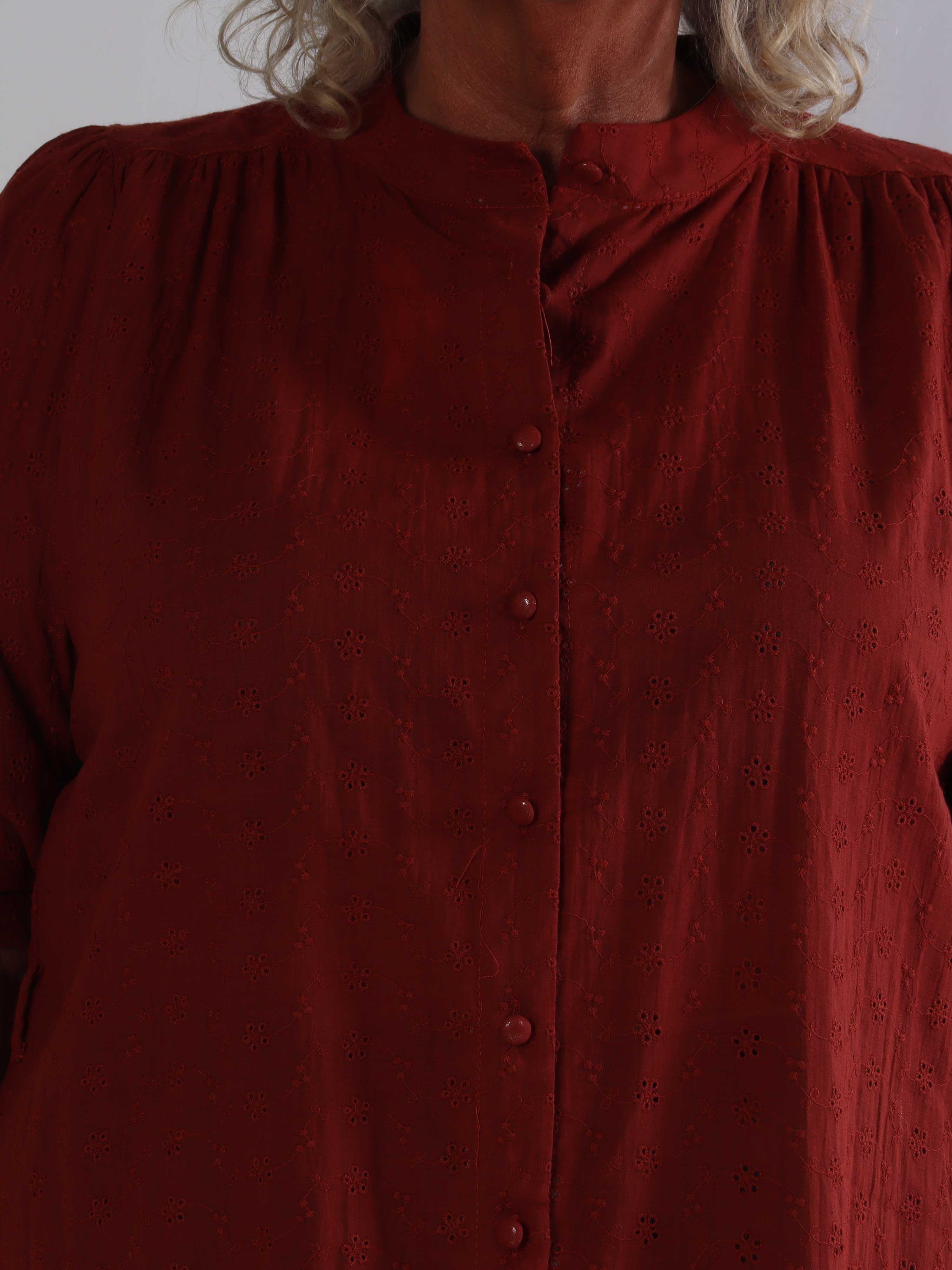 Soffie - Plus size tunikakjole i viskose med smukke broderie anglaise-detaljer