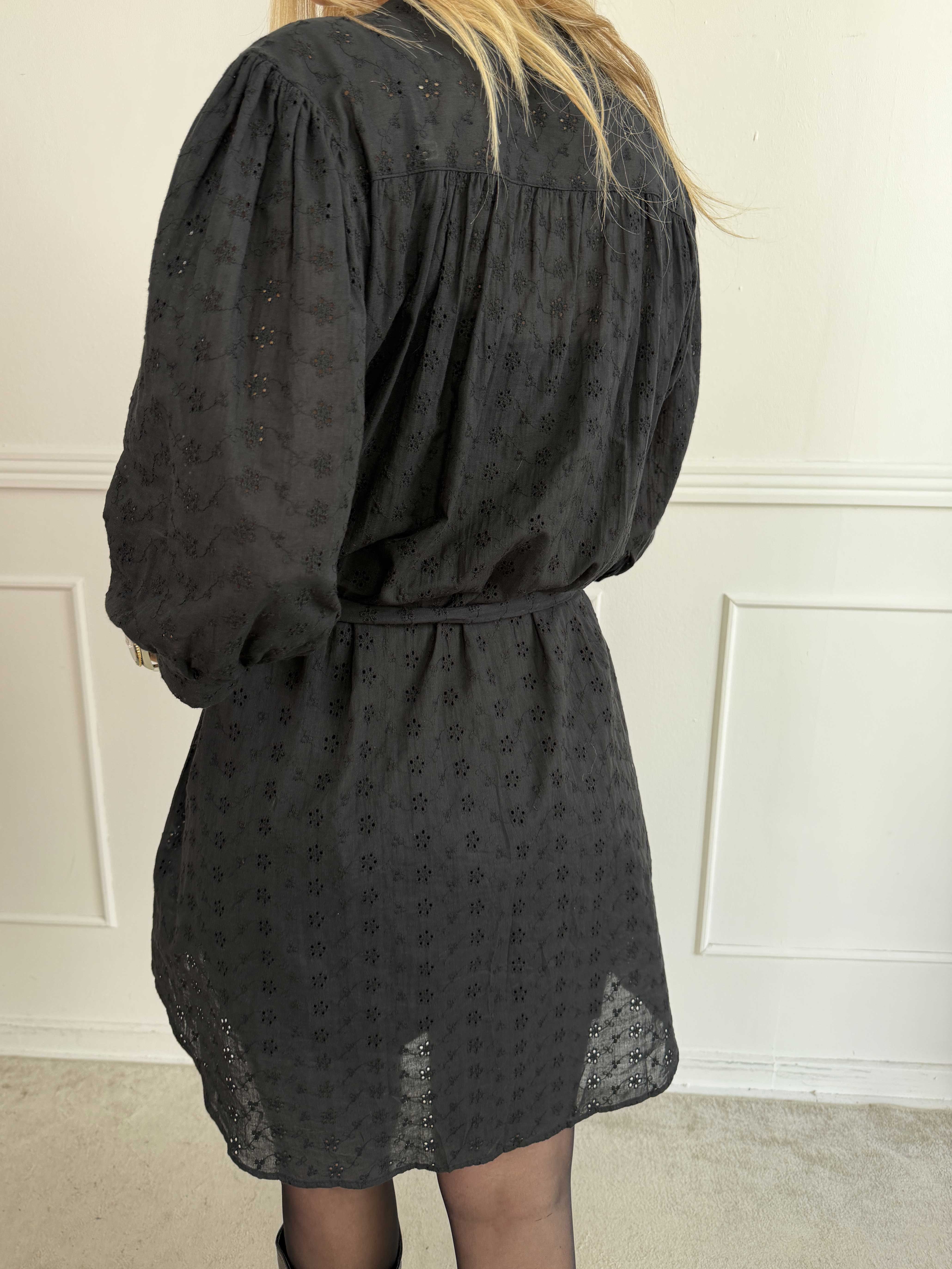 Soffie - Elegant tunikakjole i viskose med smukke broderie anglaise-detaljer