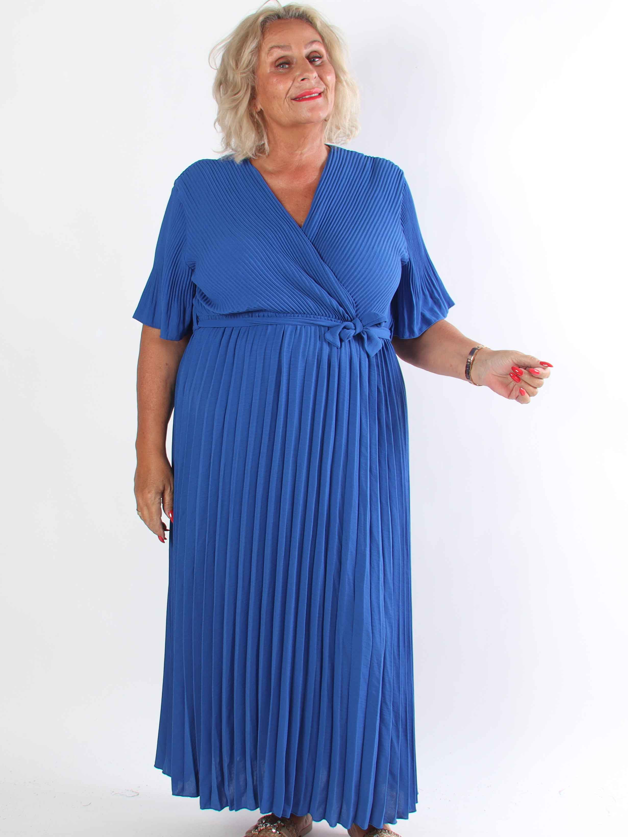 Solveig - Lång plisserad plus size klänning i viskos med band i midjan