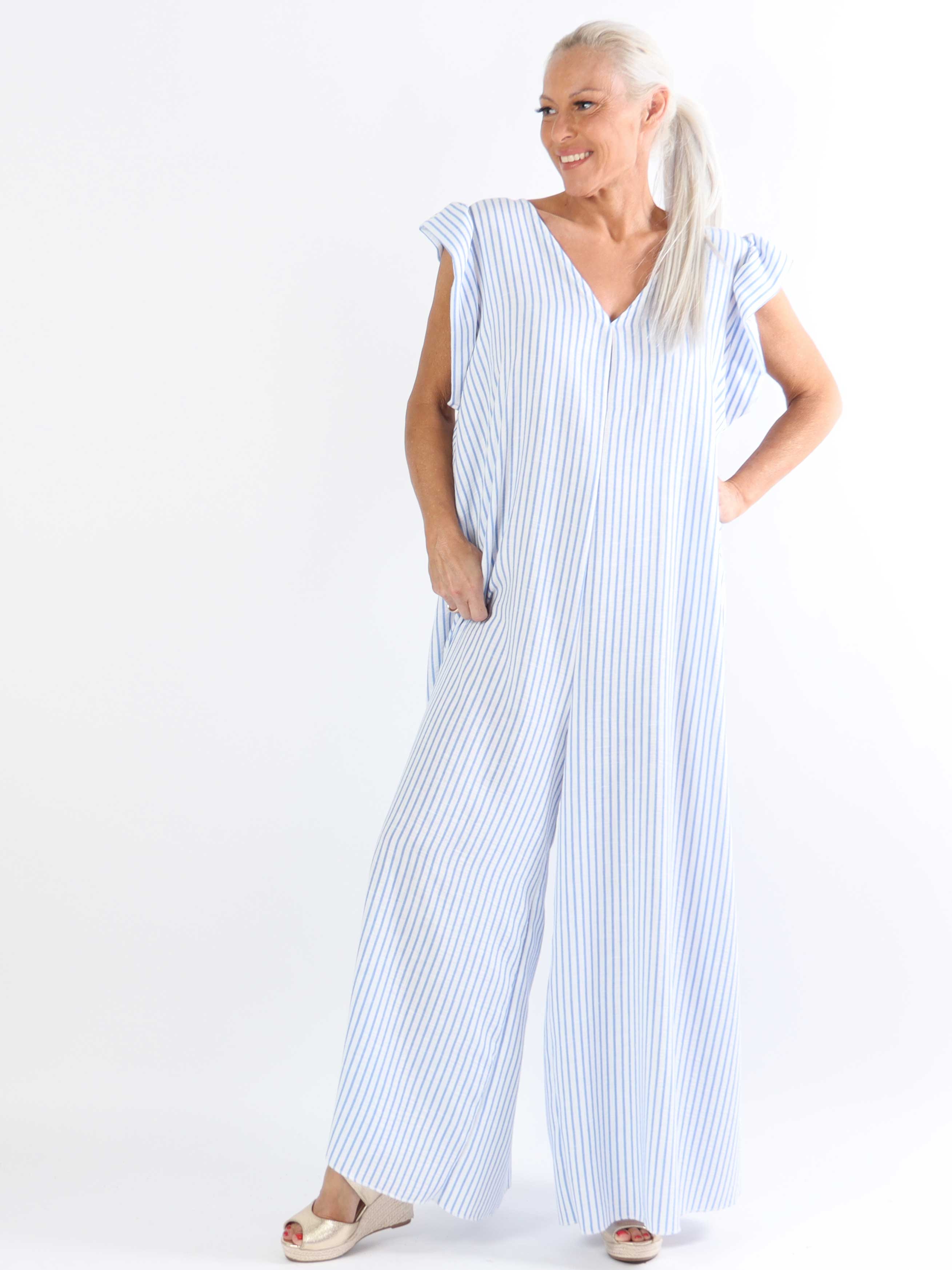 Steffy - Söt randig jumpsuit i plusstorlek med volangärmar