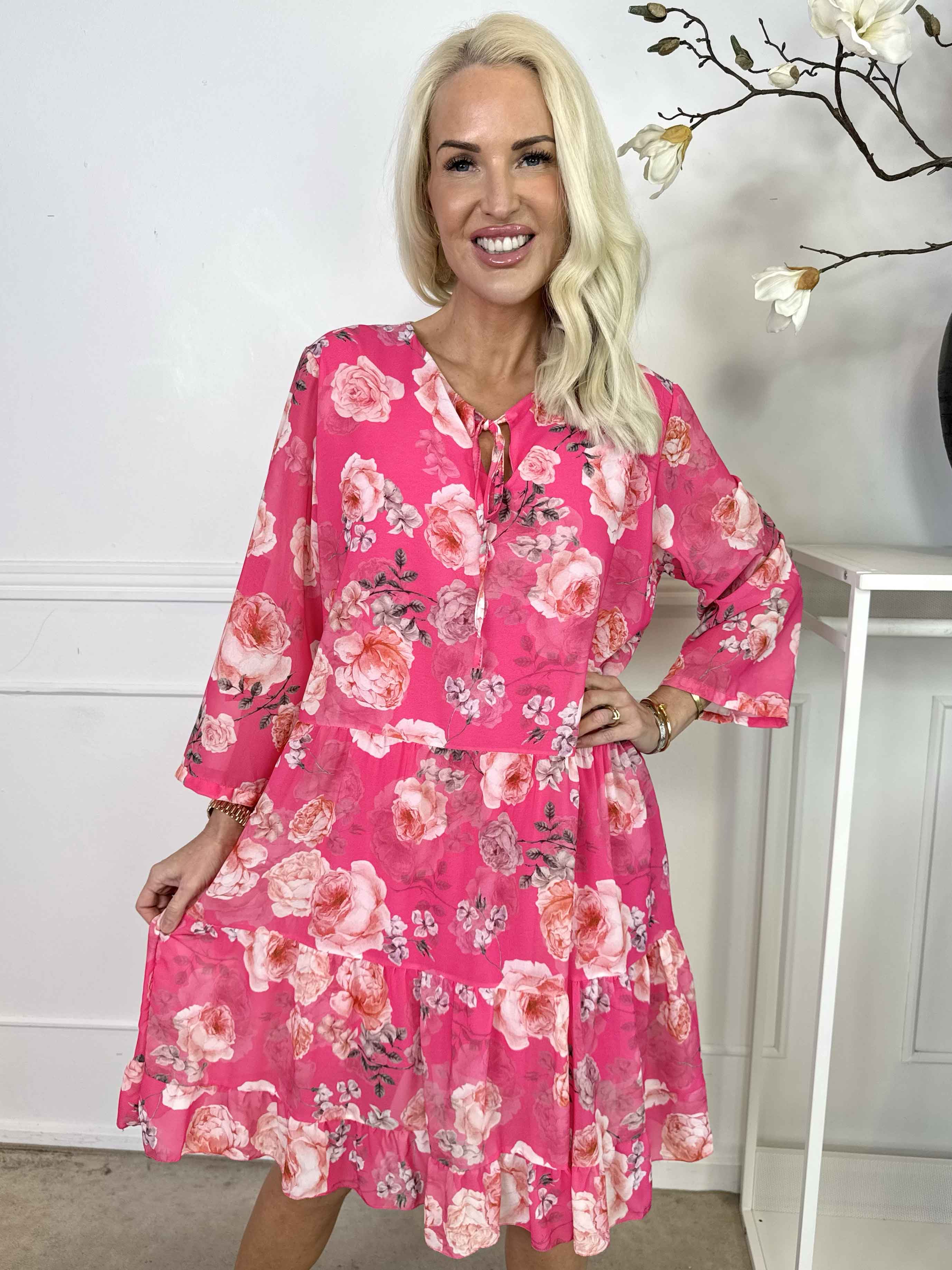 Stella - Blommig chiffongklänning med underkjol i viskos