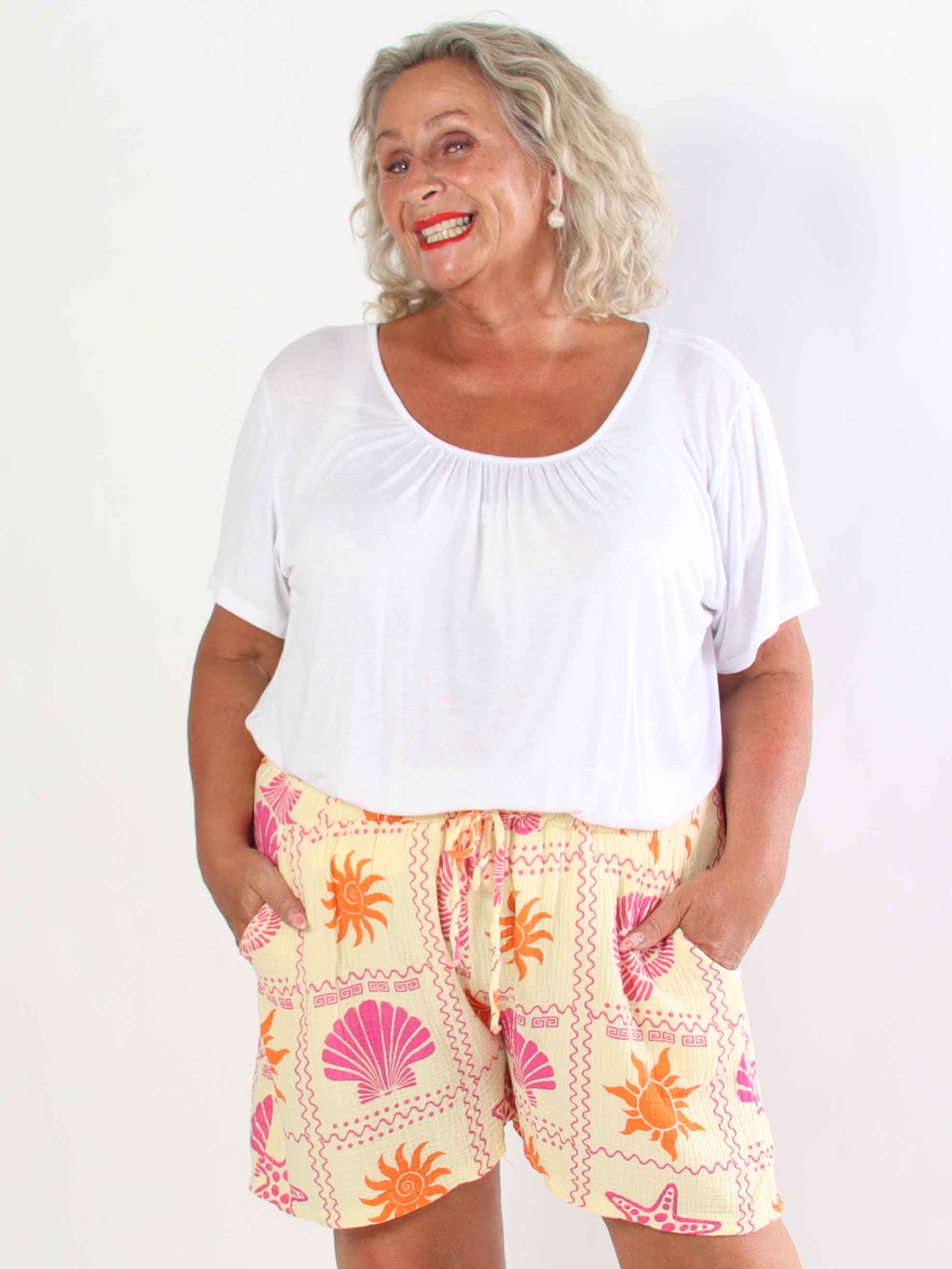 Stevie Summer - Plus size shorts i bomulds musselin-stof med sommermotiver