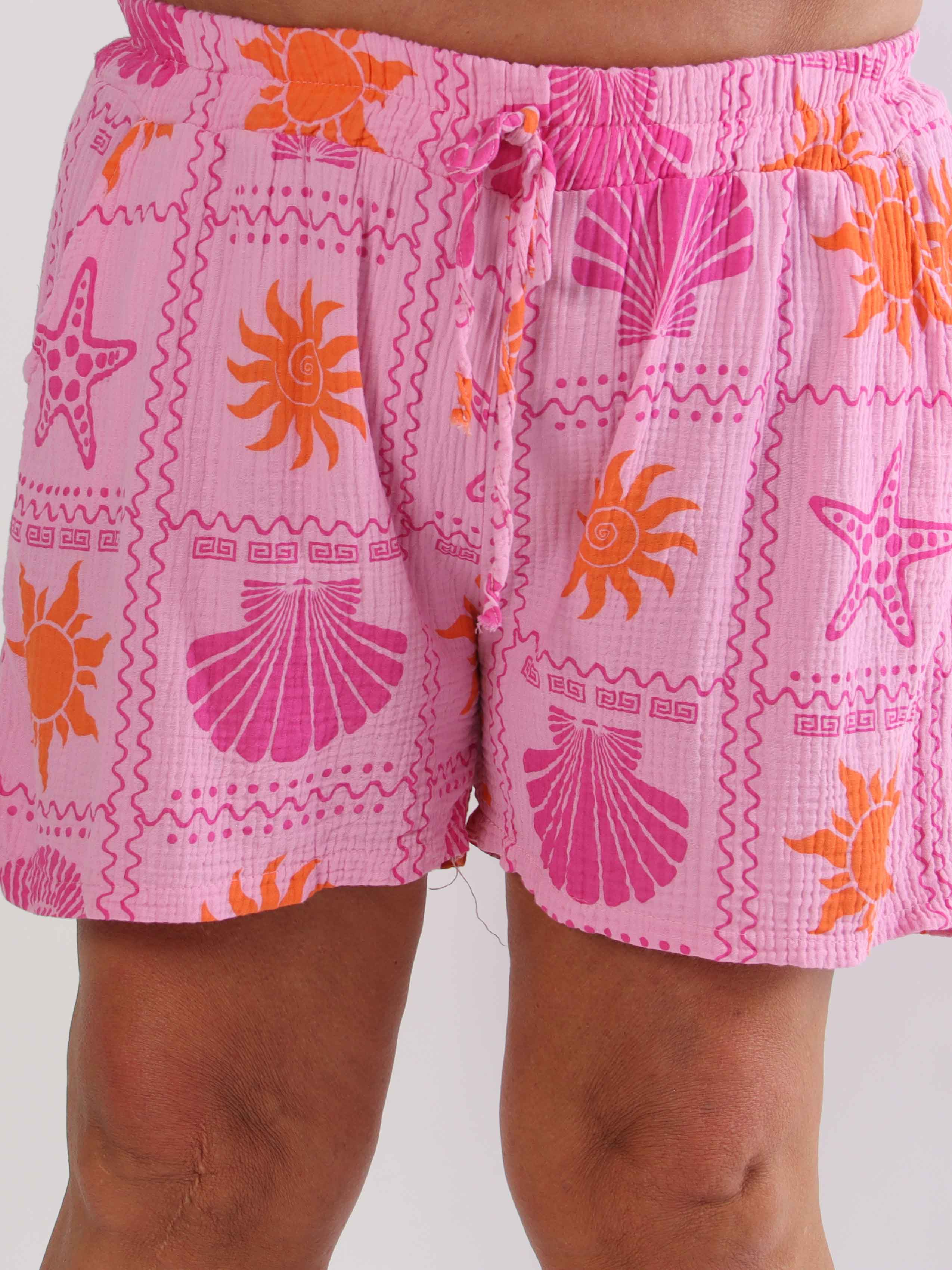 Stevie Summer - Plus size shorts i bomulds musselin-stof med sommermotiver