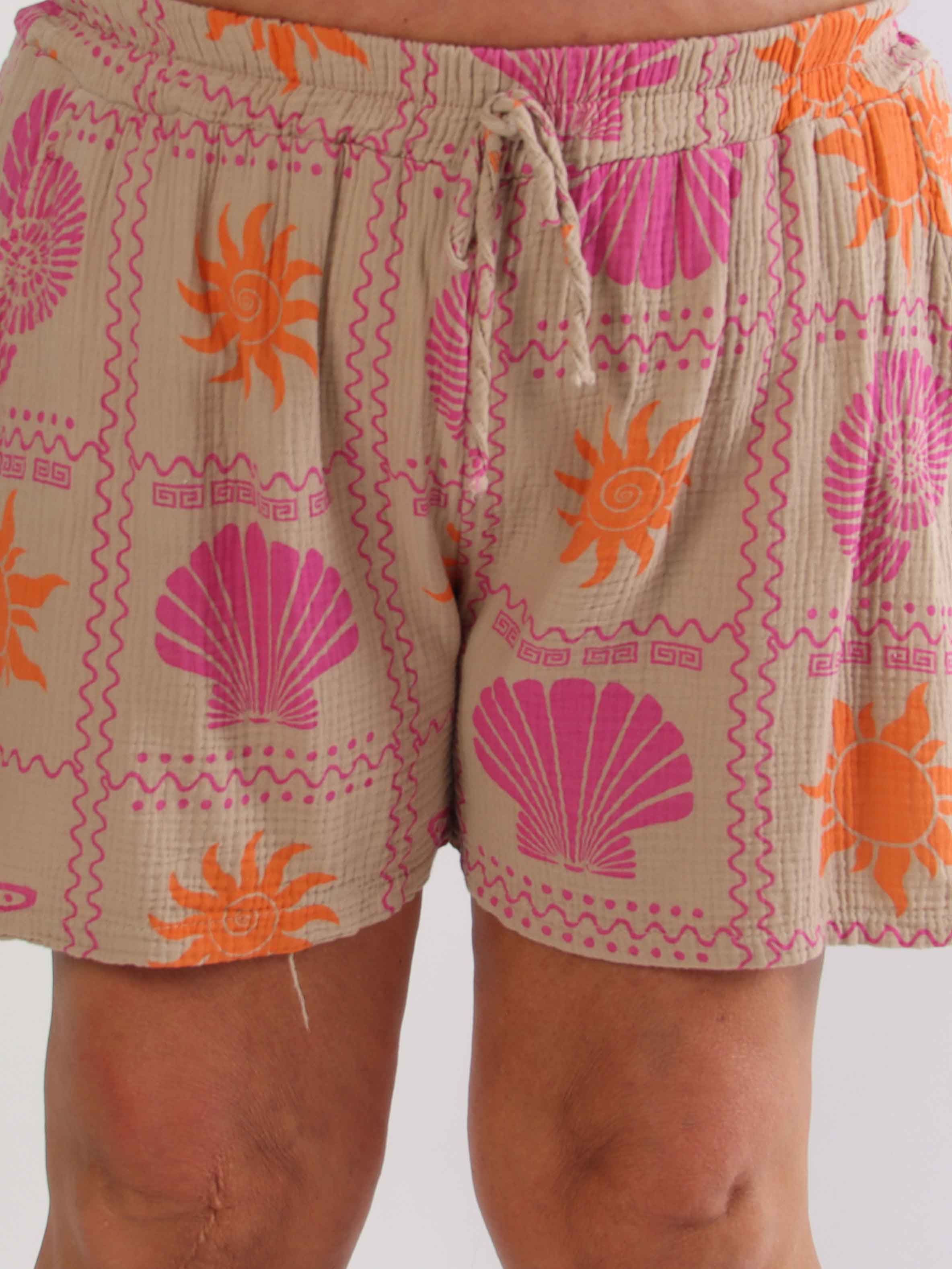 Stevie Summer - Plus size shorts i bomulds musselin-stof med sommermotiver
