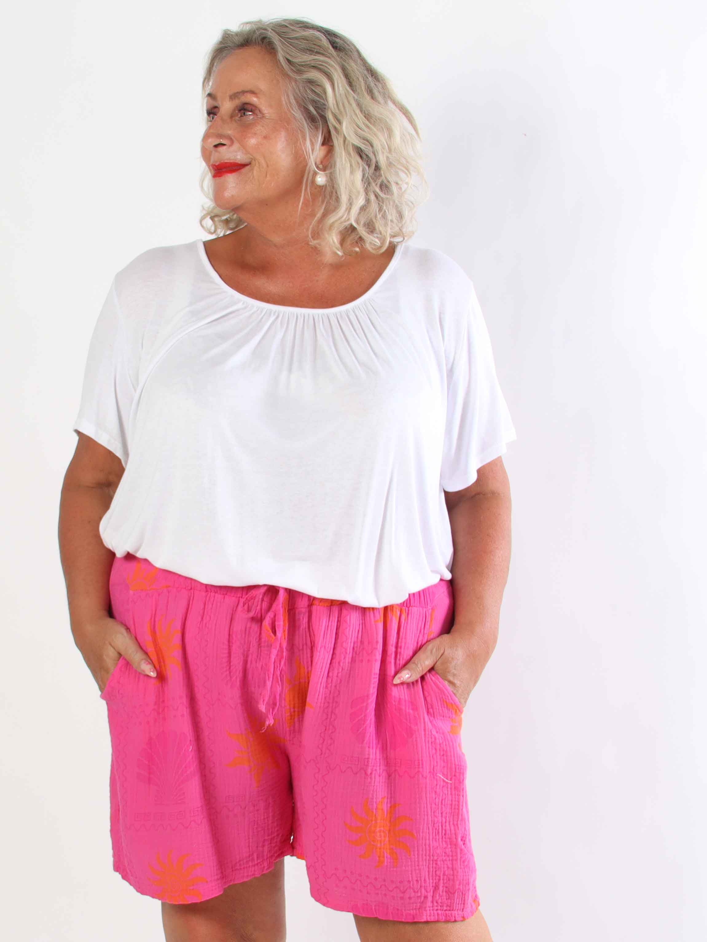 Stevie Summer - Plus size shorts i bomulds musselin-stof med sommermotiver