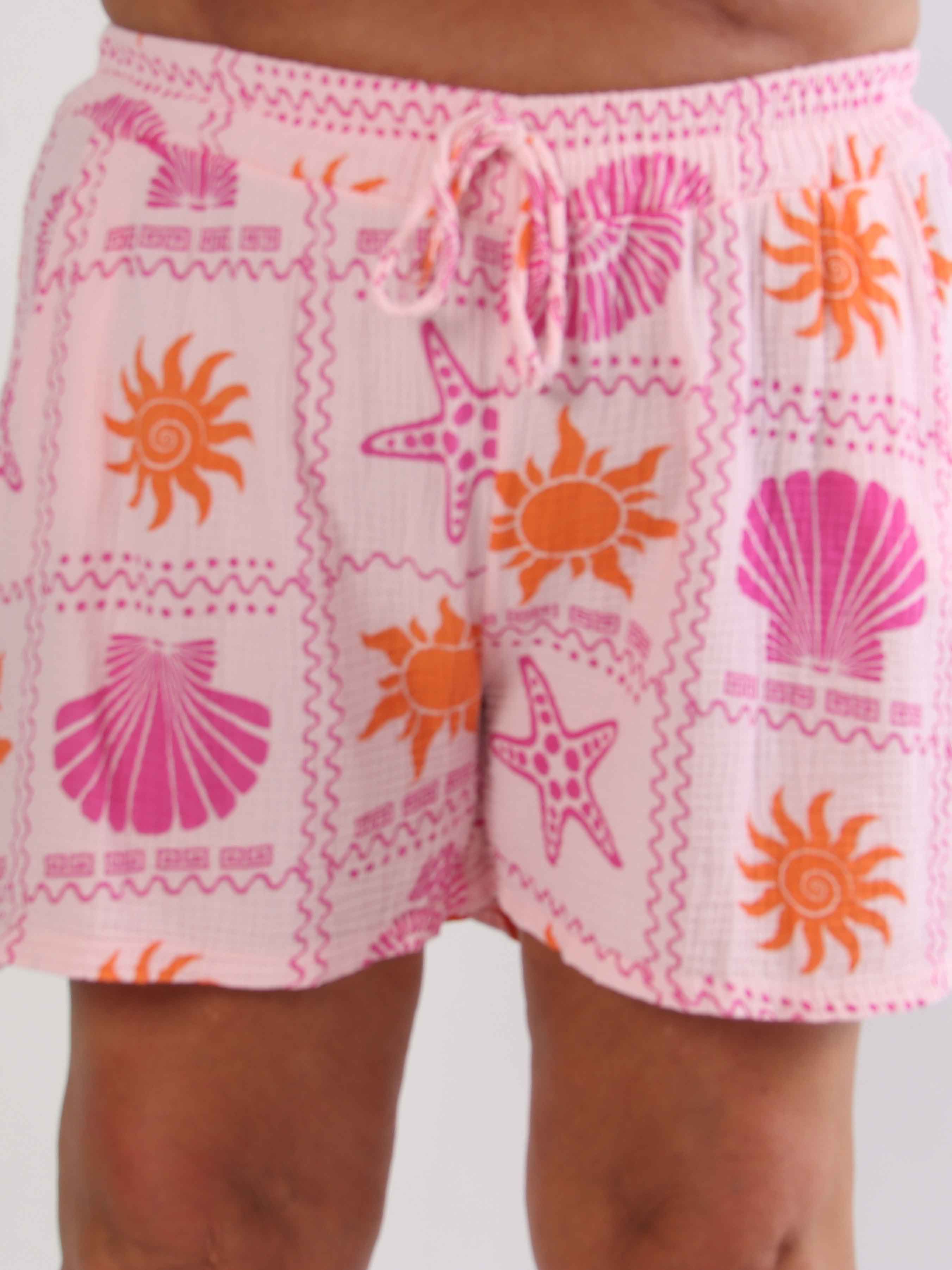 Stevie Summer - Plus size shorts i bomulds musselin-stof med sommermotiver