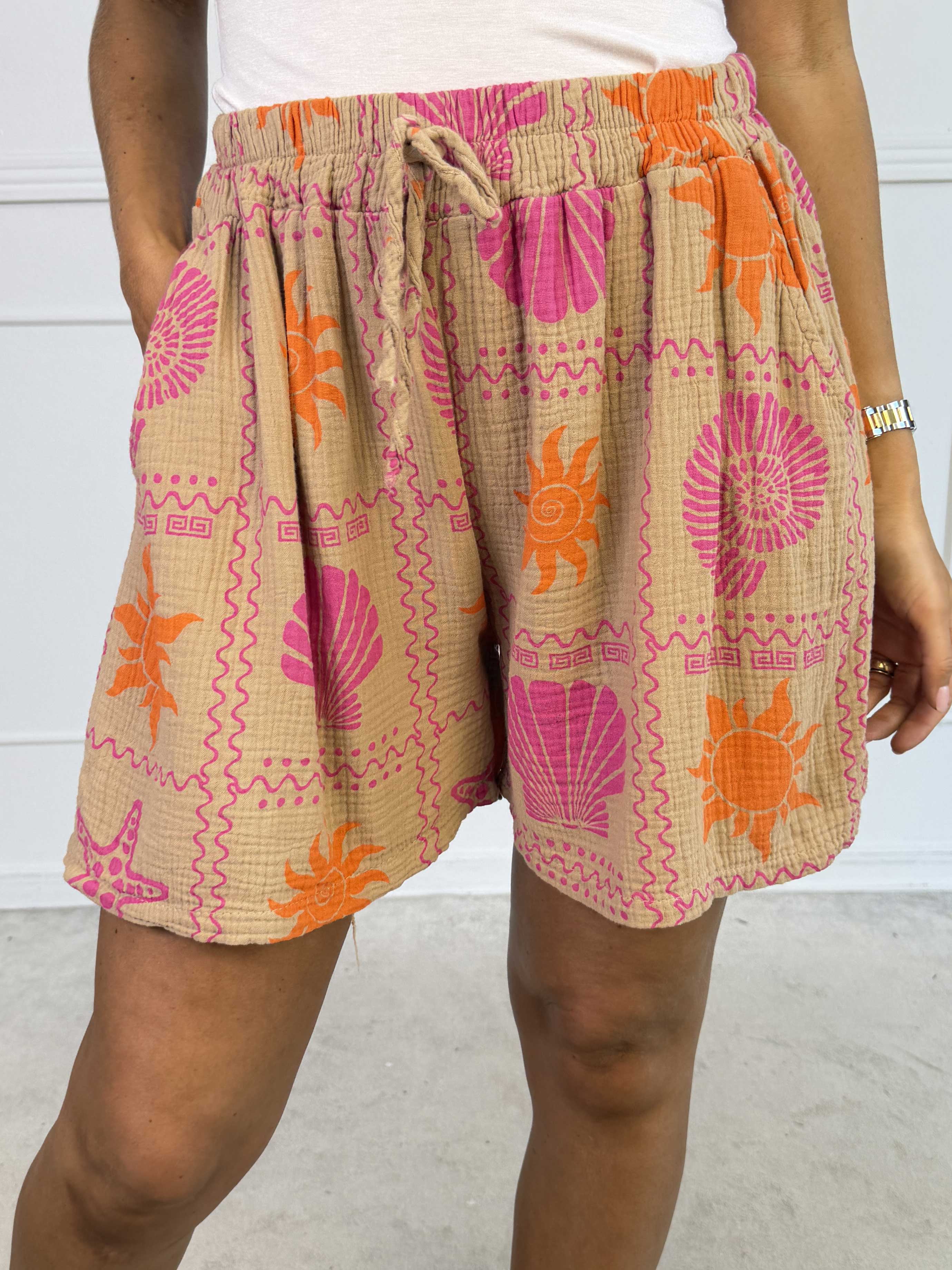 Stevie Summer - Bløde shorts i bomulds musselin-stof med sommermotiver