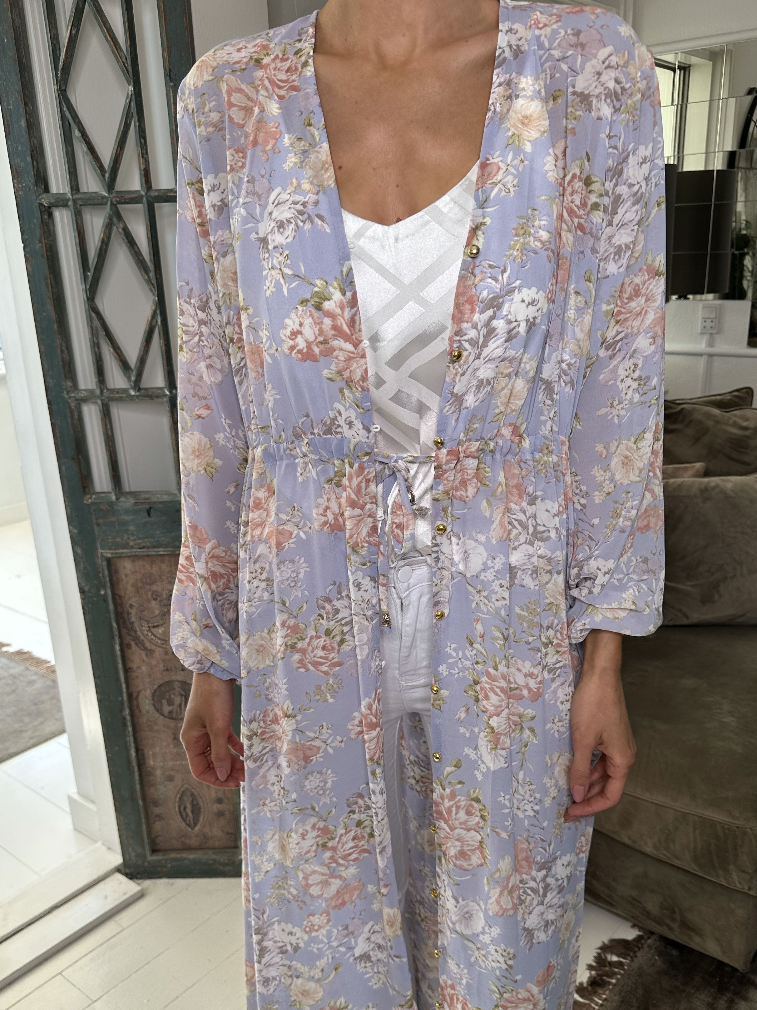 Stine - Söt lång kimono med blommigt tryck