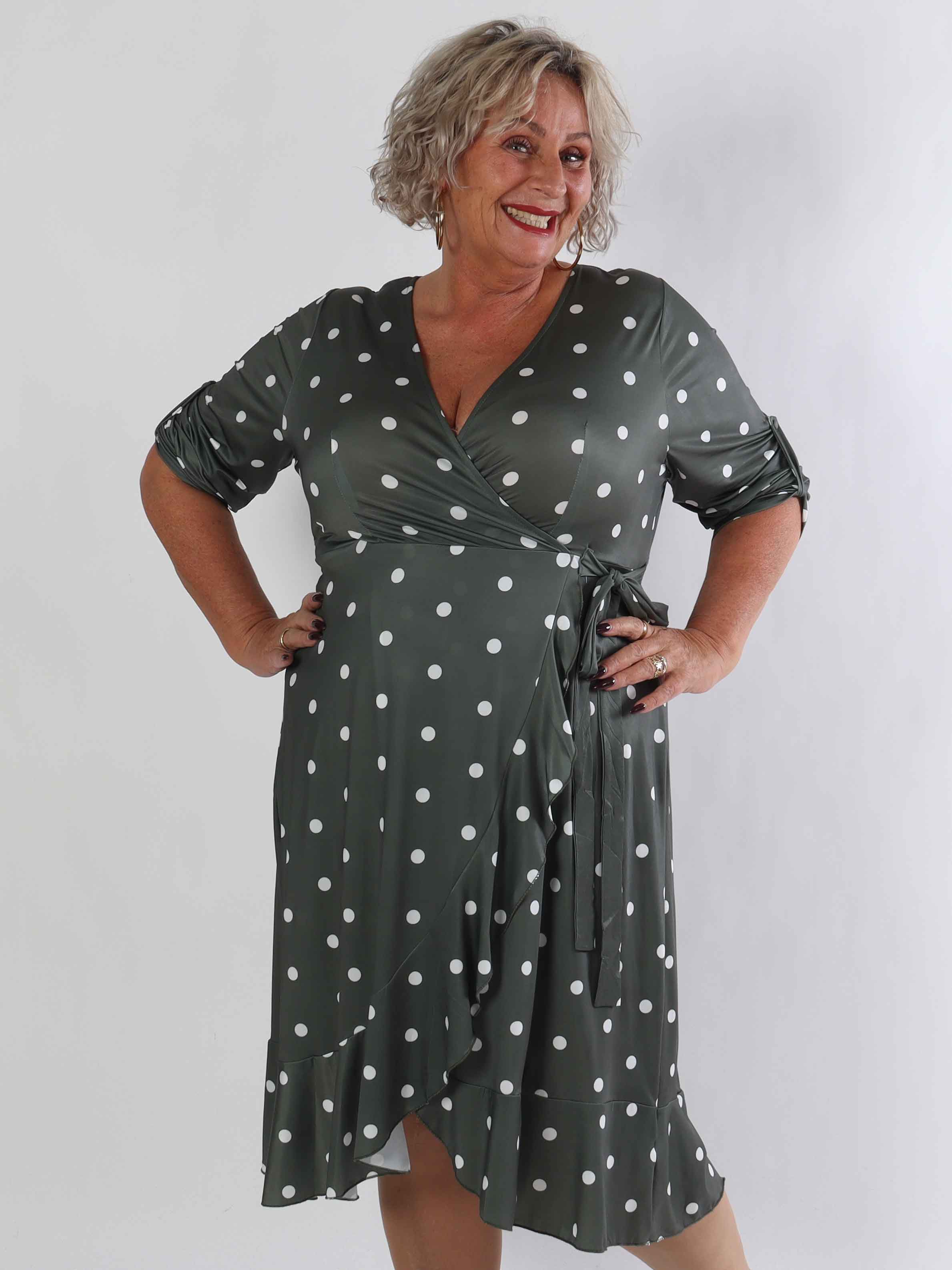 Savina Dot - Elastisk plus size klänning i omlott-look med prickar