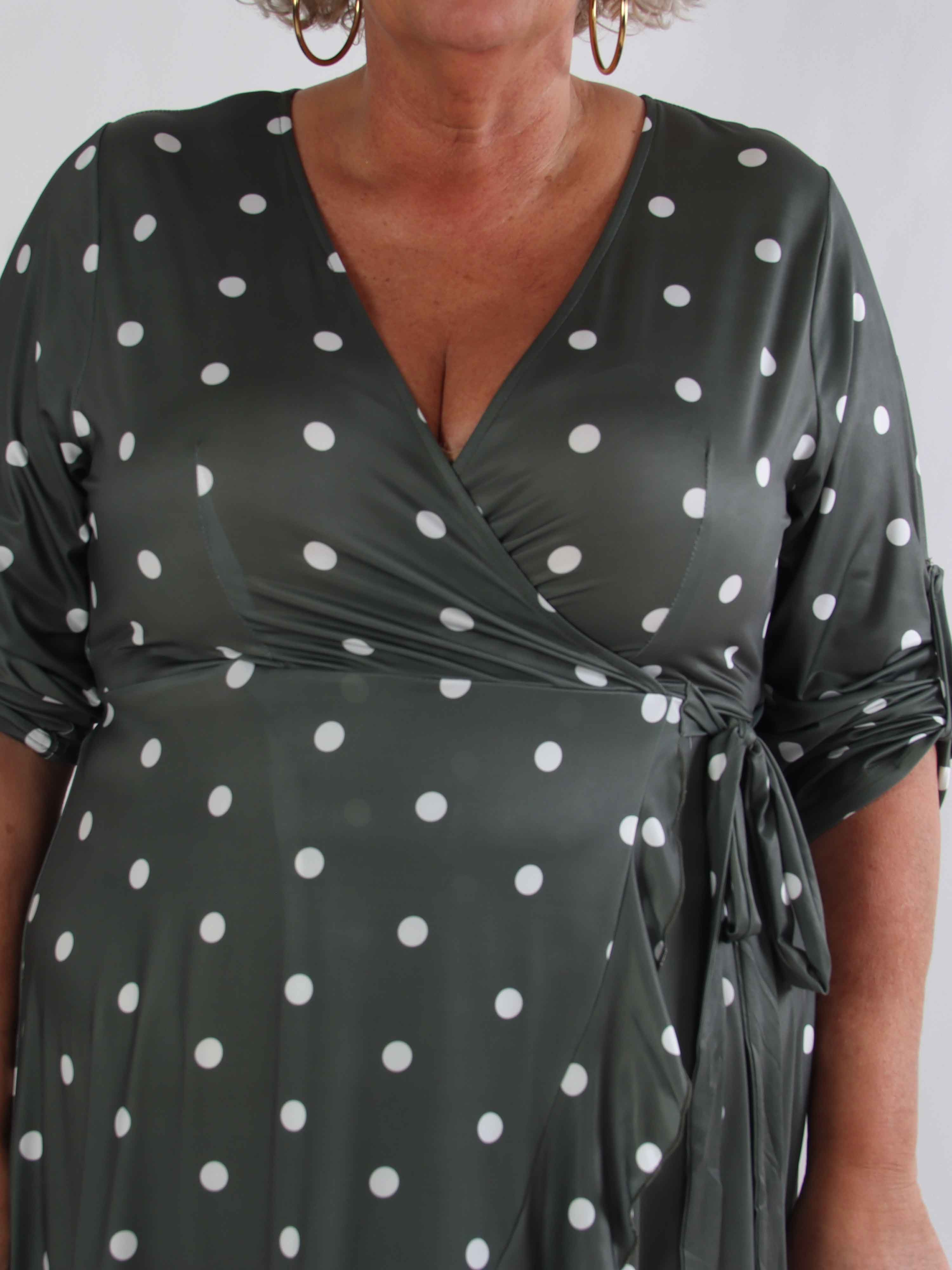 Savina Dot - Elastisk plus size klänning i omlott-look med prickar
