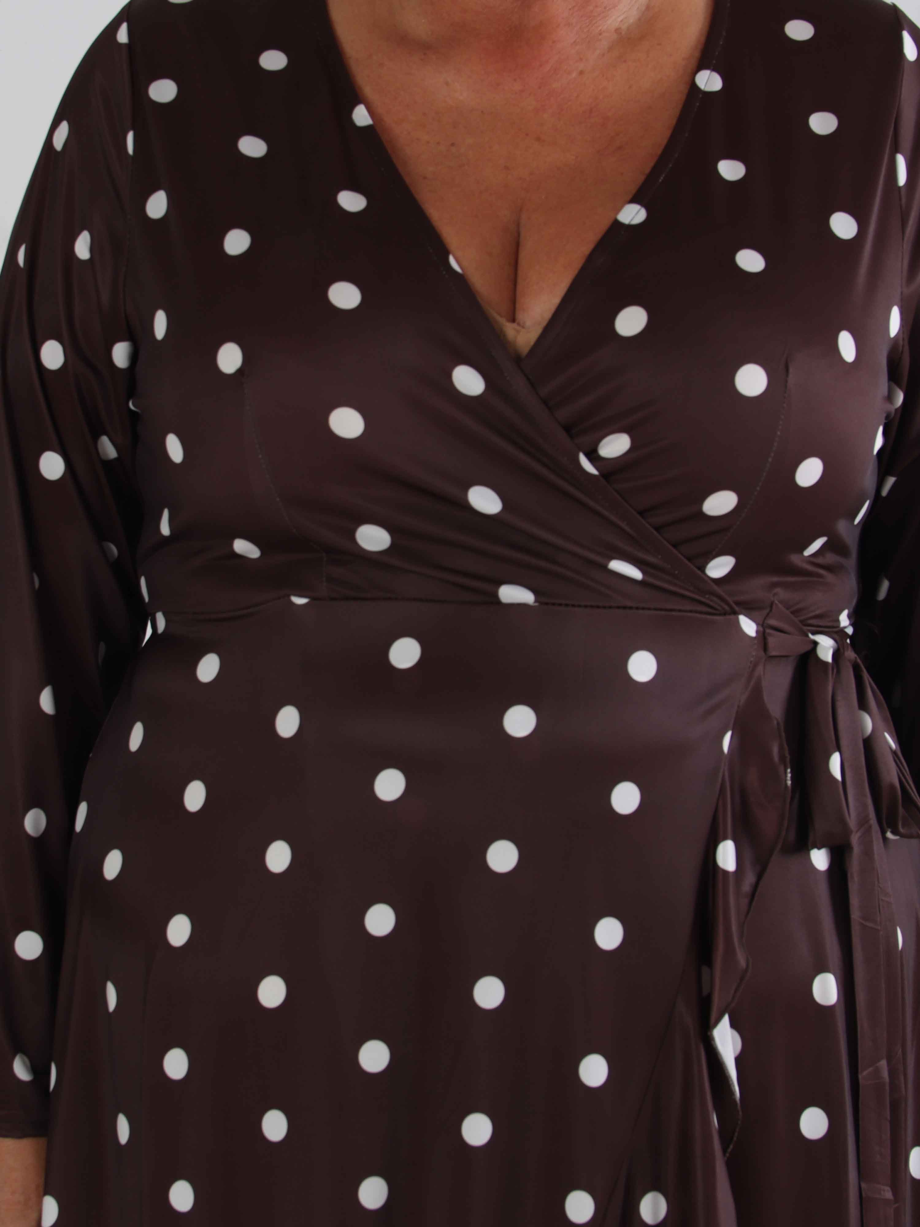 Savina Dot - Elastisk plus size klänning i omlott-look med prickar