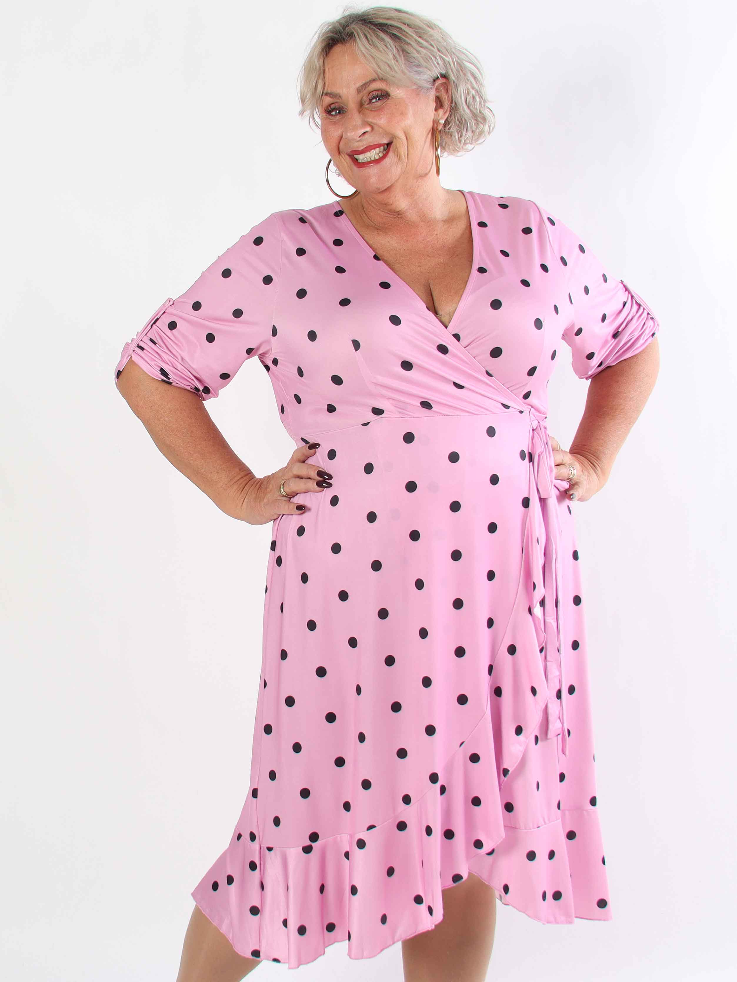 Savina Dot - Elastisk plus size klänning i omlott-look med prickar