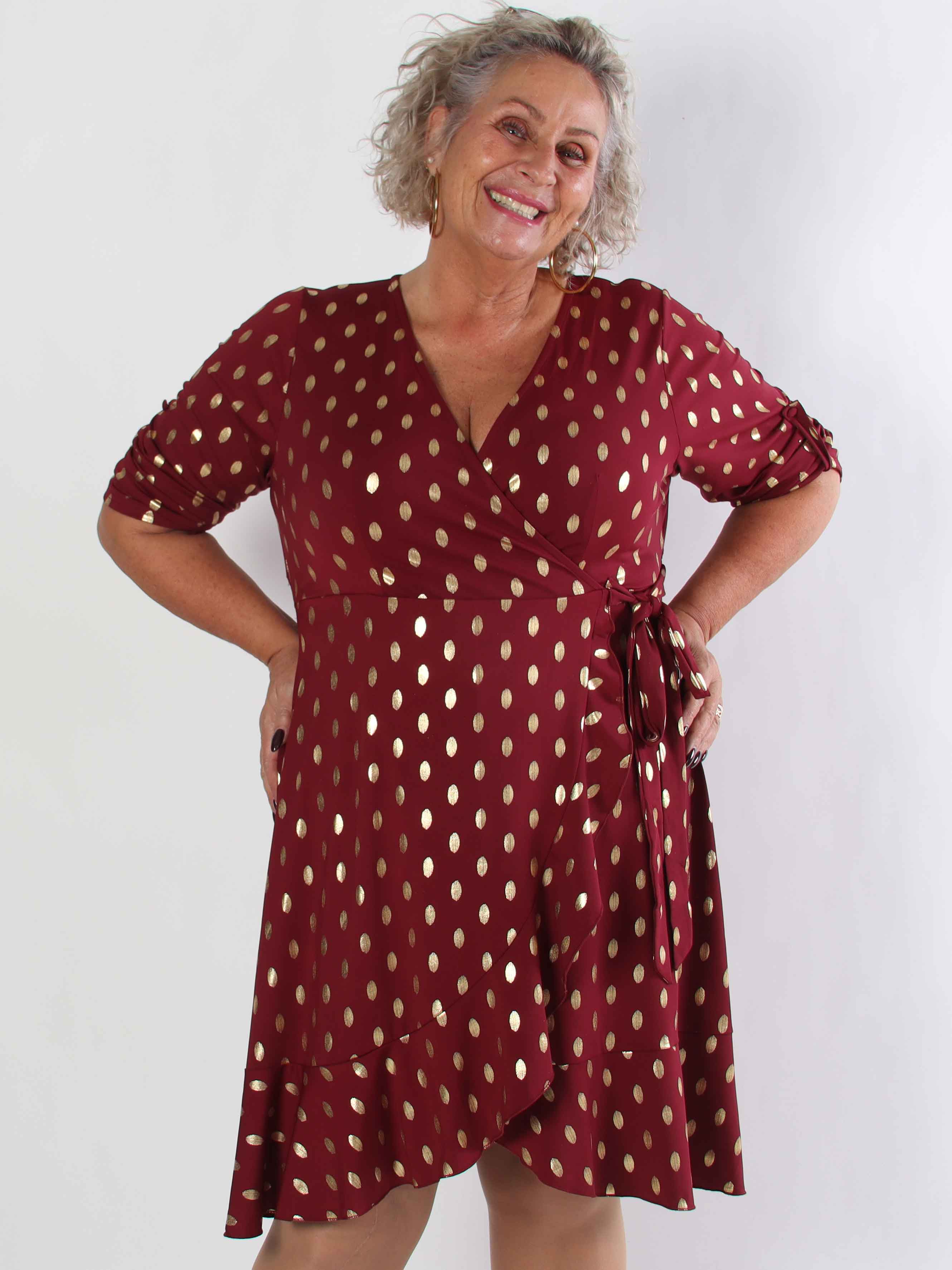 Savina Gold - Elastisk plus size klänning i omlott-look med guldprickar