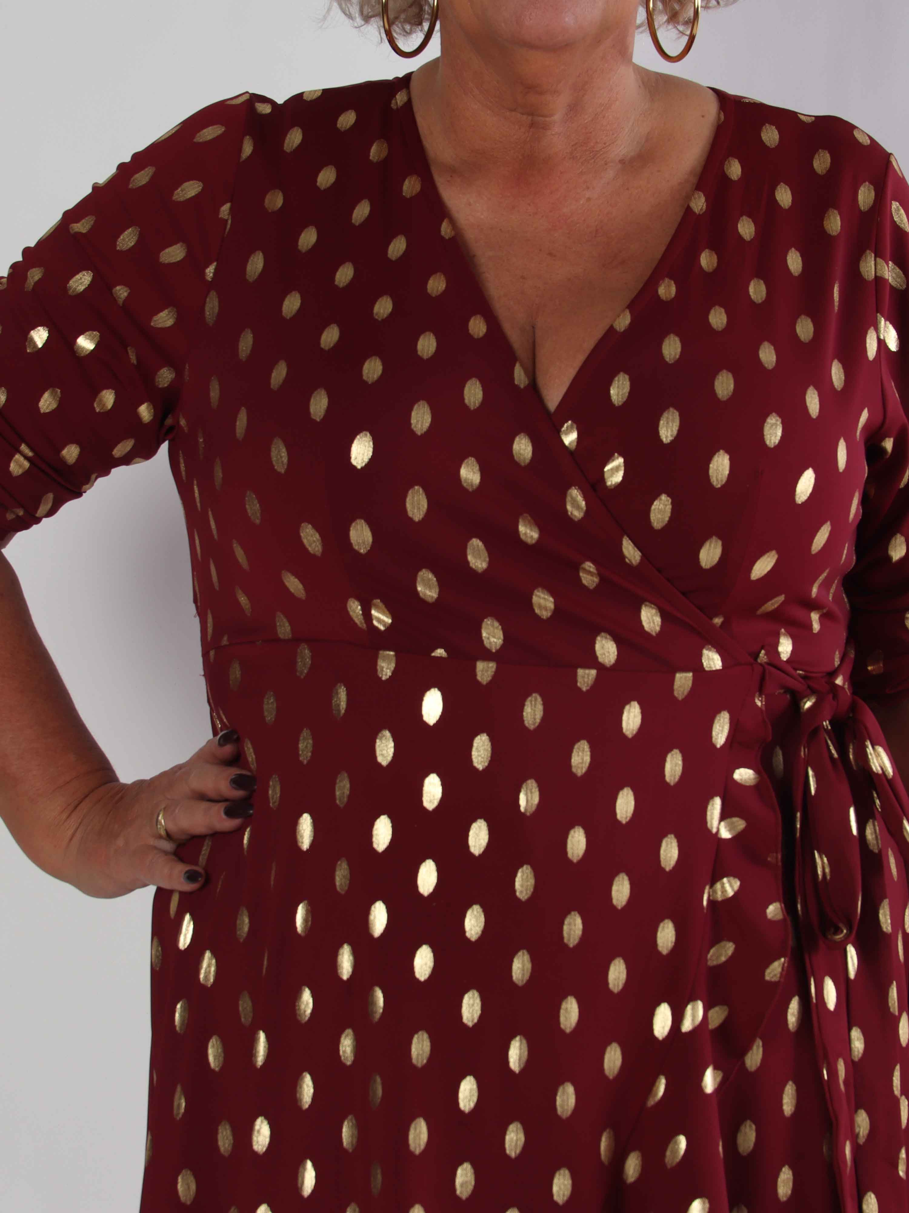 Savina Gold - Elastisk plus size klänning i omlott-look med guldprickar
