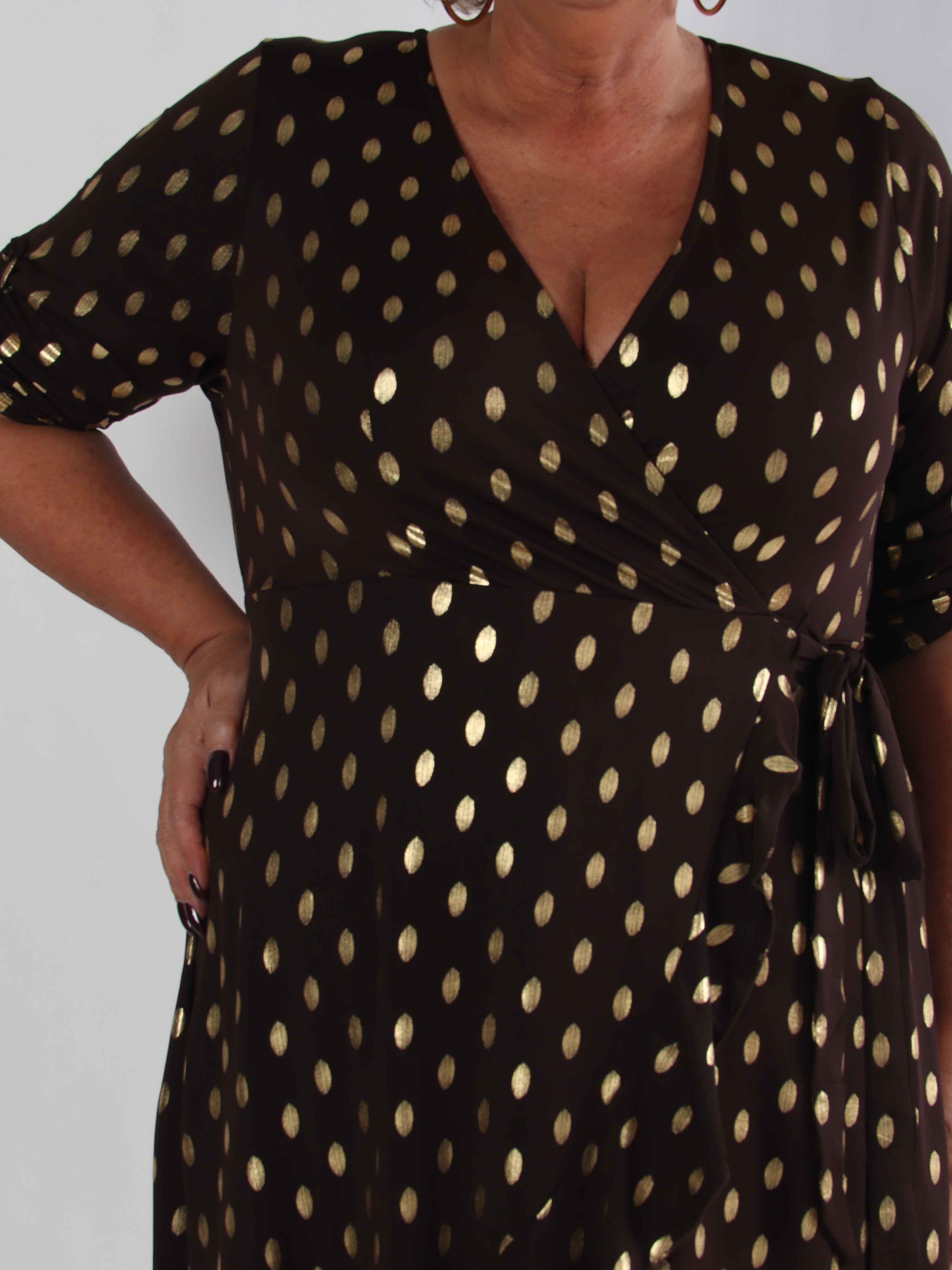Savina Gold - Elastisk plus size klänning i omlott-look med guldprickar