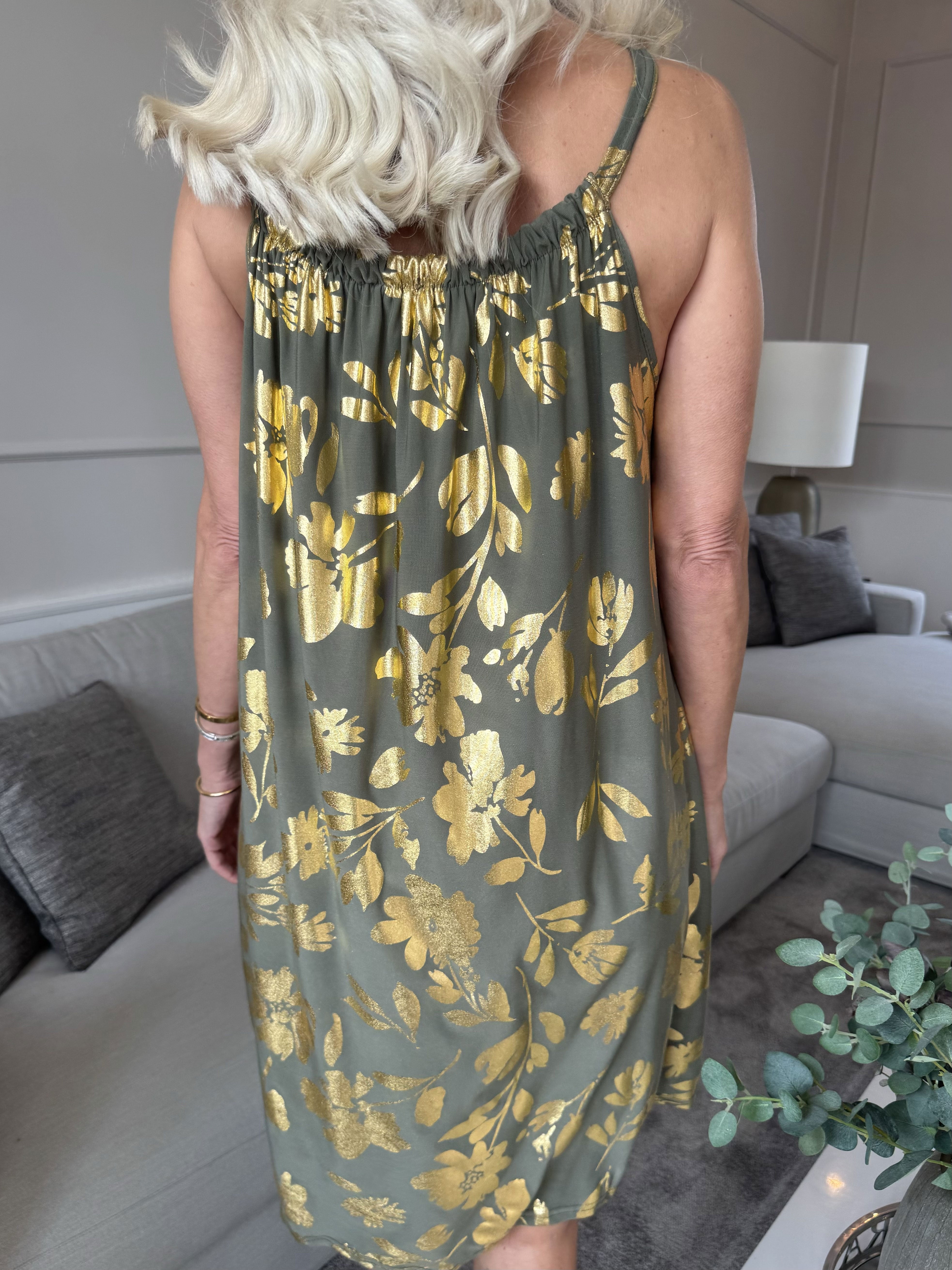 SunLove Gold Flower - Klänning med elastiskt band och stora blad i guld