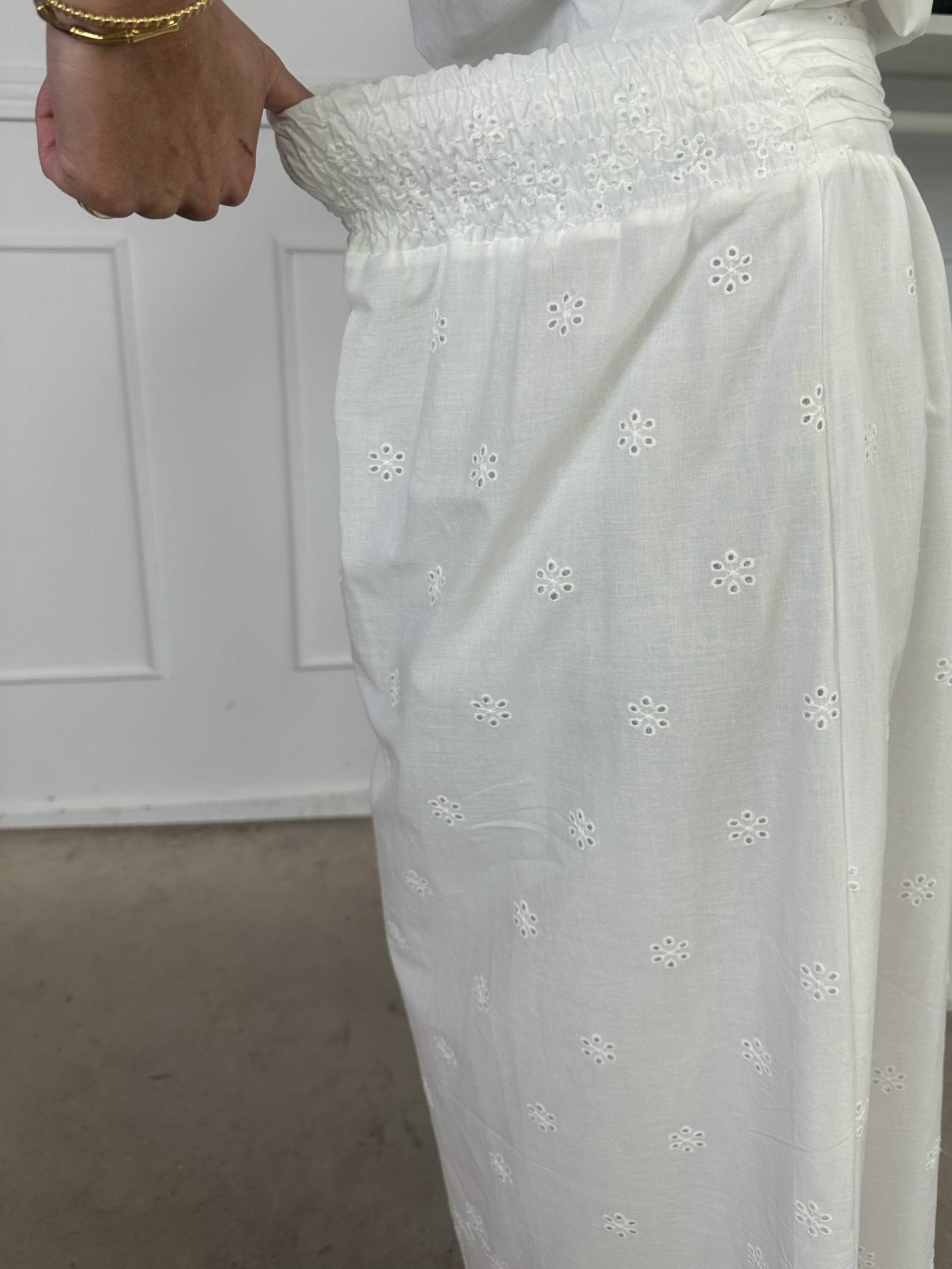 Susan - Söt kjol i vit bomull med broderie anglaise