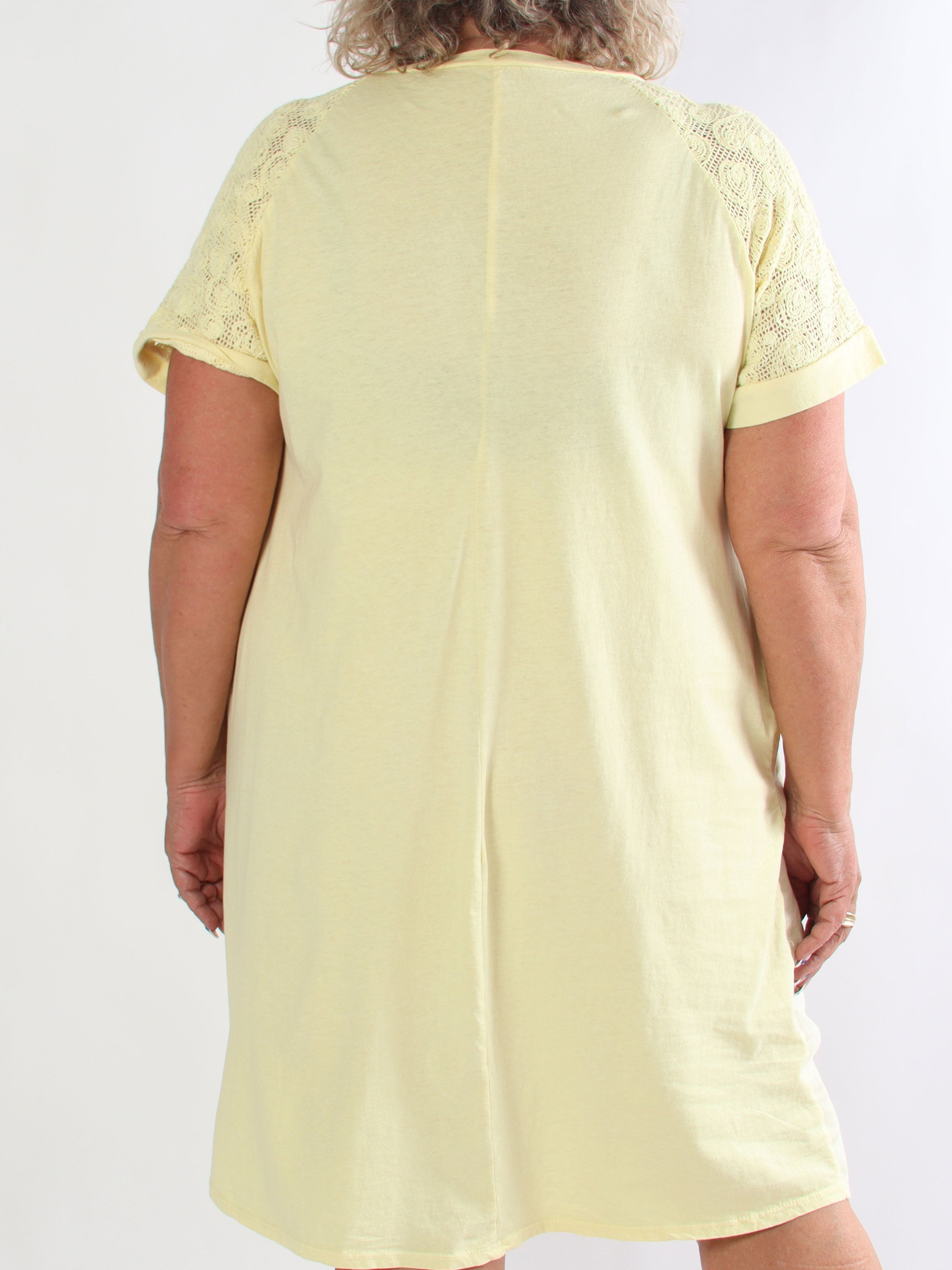 Taima - Plus size kjole i bomuldsblanding med broderet ærmer og lommer