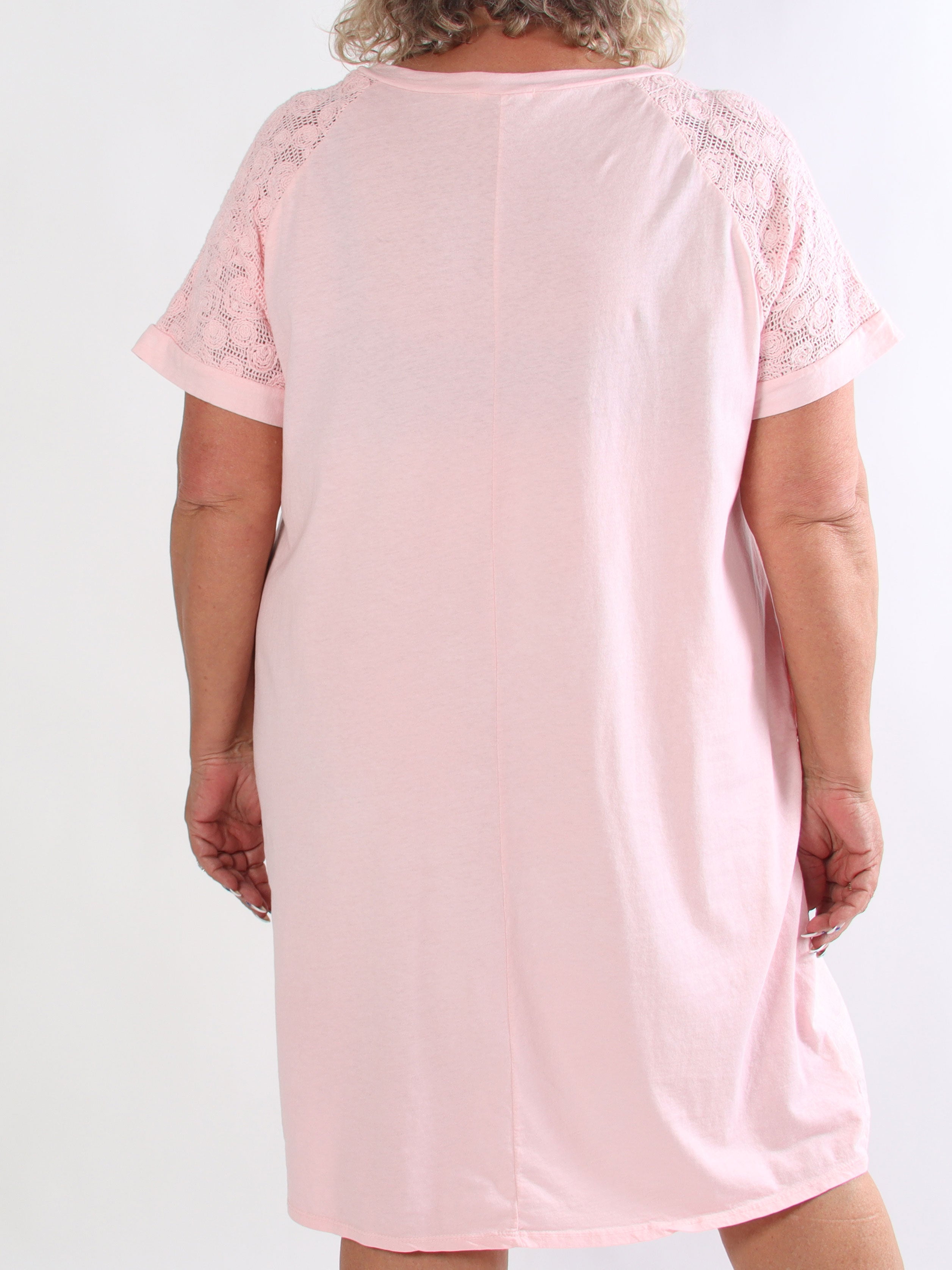 Taima - Plus size kjole i bomuldsblanding med broderet ærmer og lommer