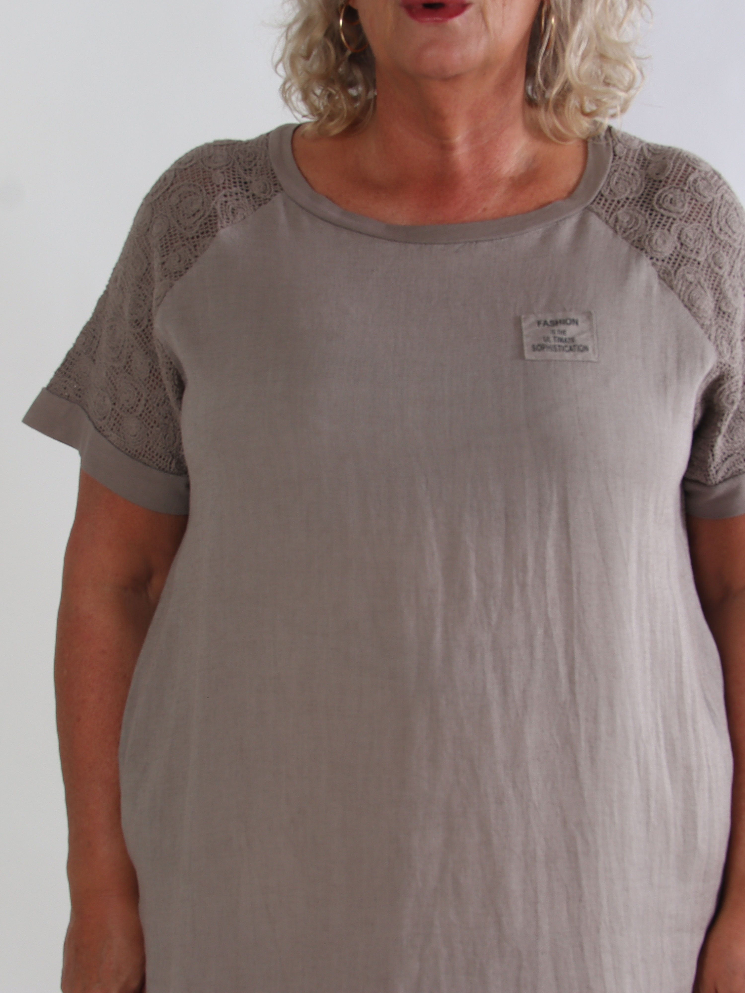Taima - Plus size kjole i bomuldsblanding med broderet ærmer og lommer
