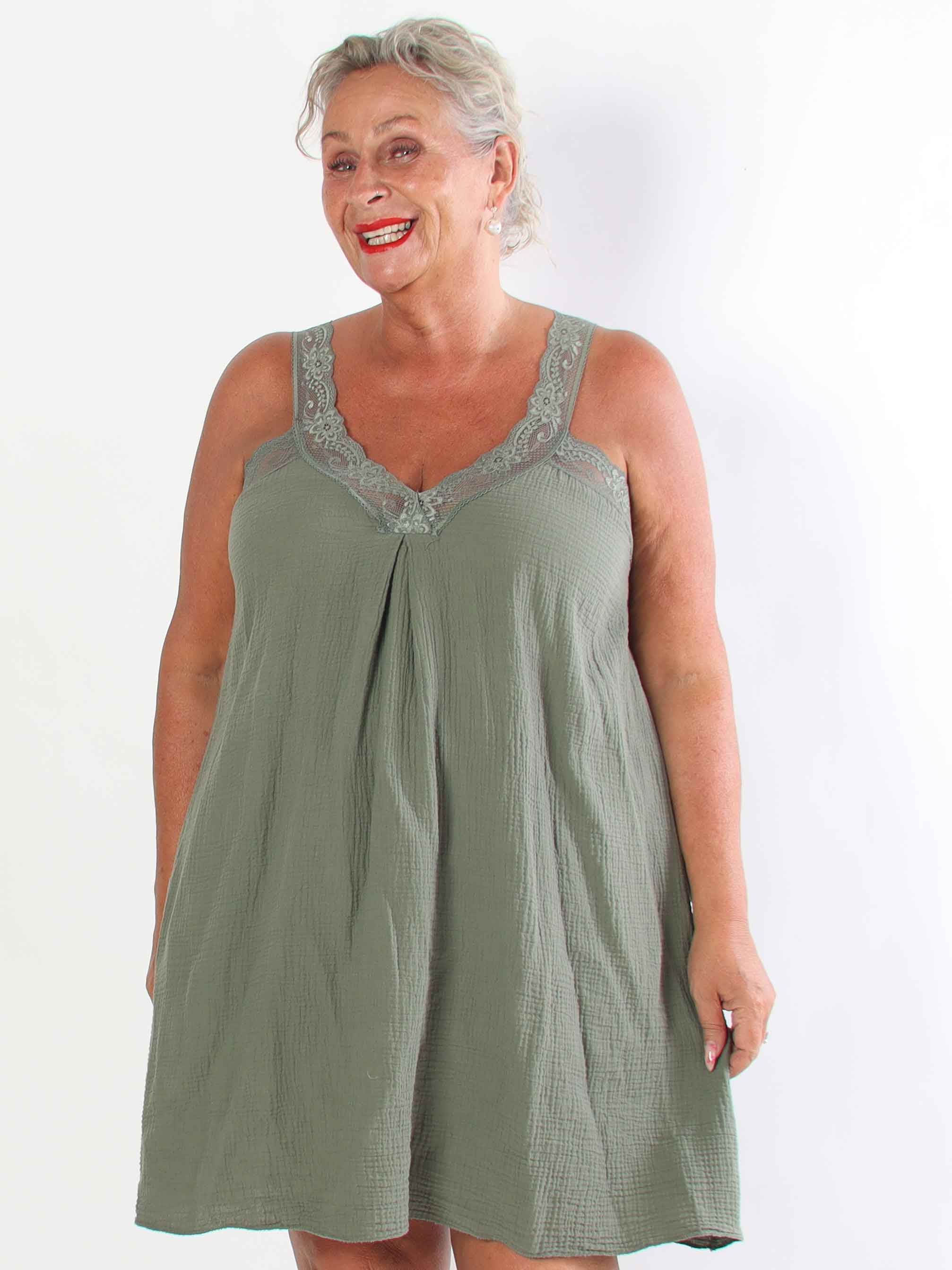 Taimi - Plus size kjole i bomulds-musselin stof med blondestropper