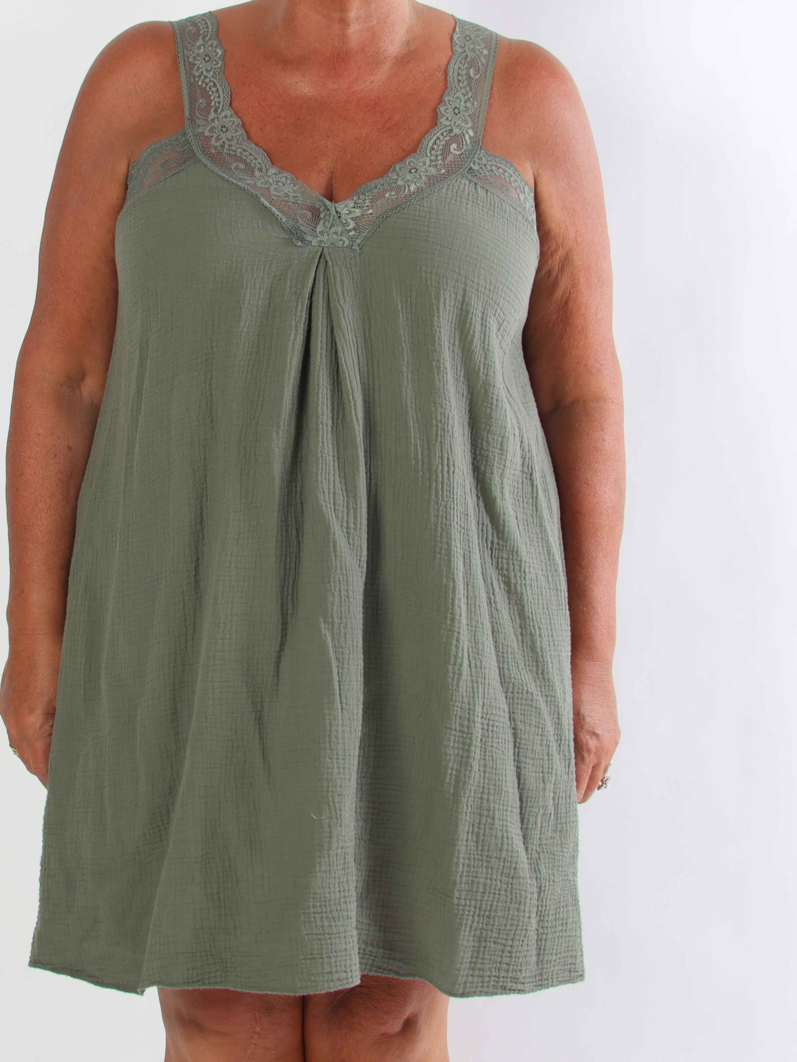 Taimi - Plus size kjole i bomulds-musselin stof med blondestropper