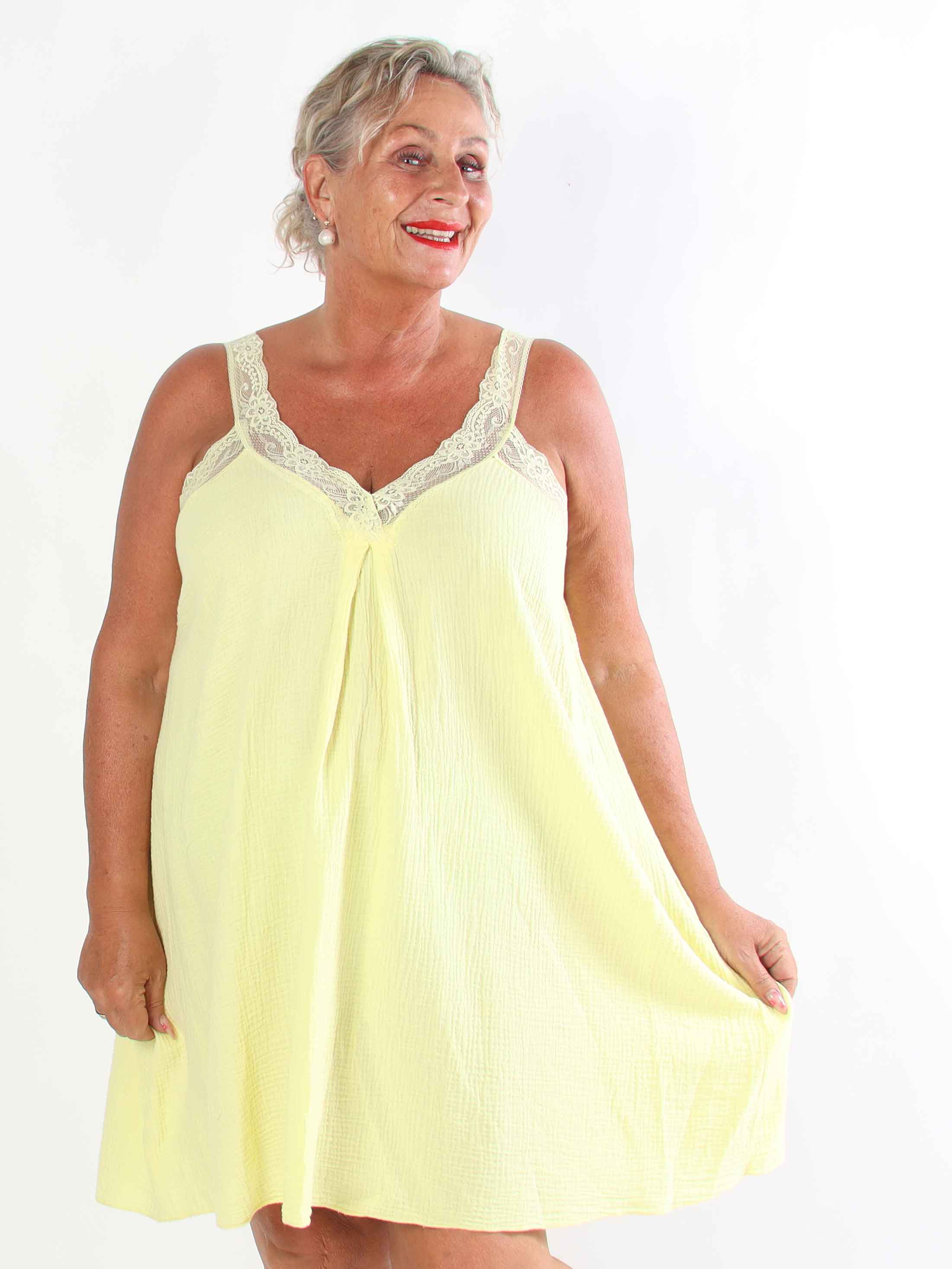 Taimi - Plus size kjole i bomulds-musselin stof med blondestropper