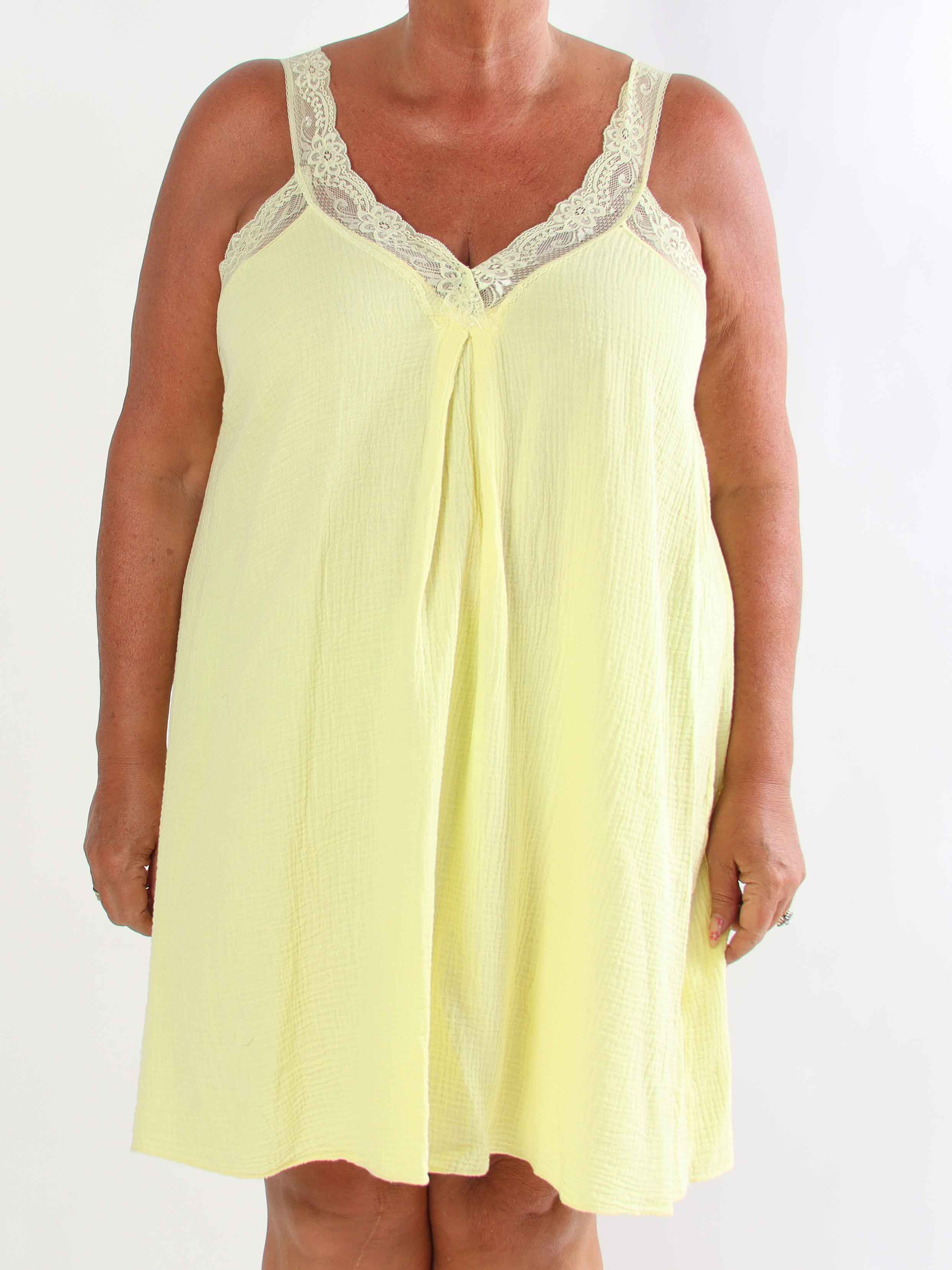 Taimi - Plus size kjole i bomulds-musselin stof med blondestropper