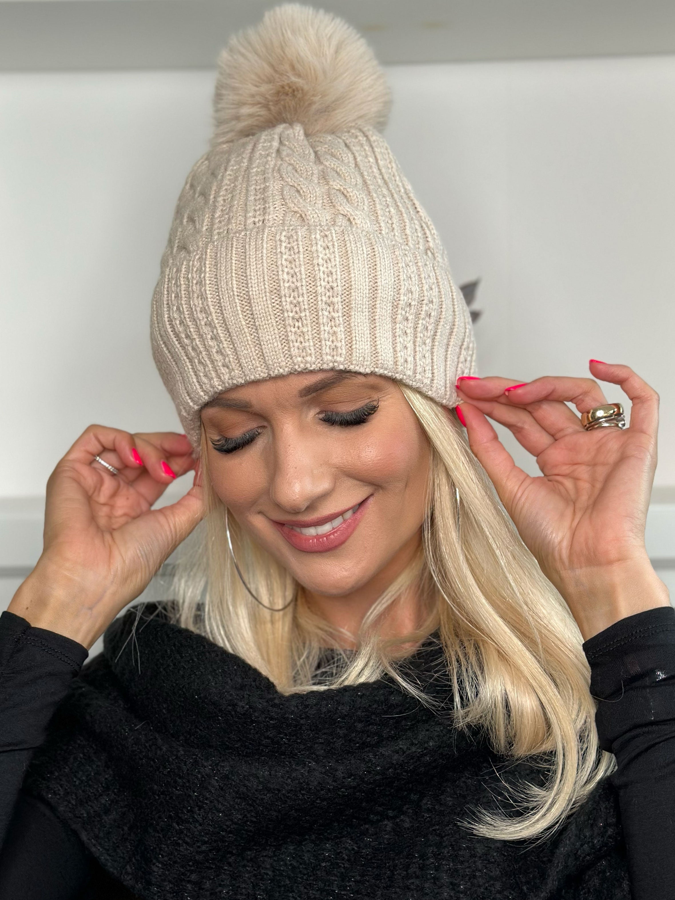 Tasha - Stickad mössa med tofs i fuskpäls
