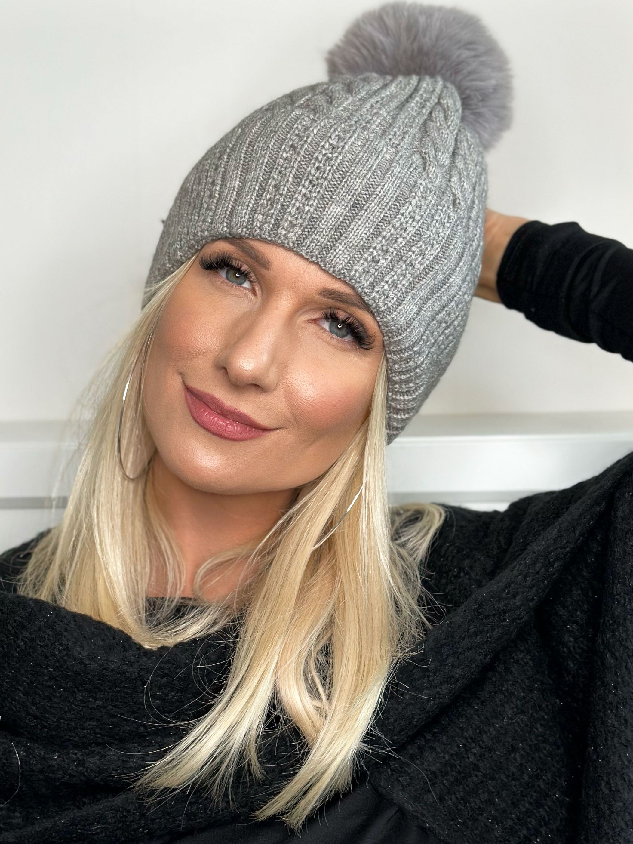 Tasha - Stickad mössa med tofs i fuskpäls