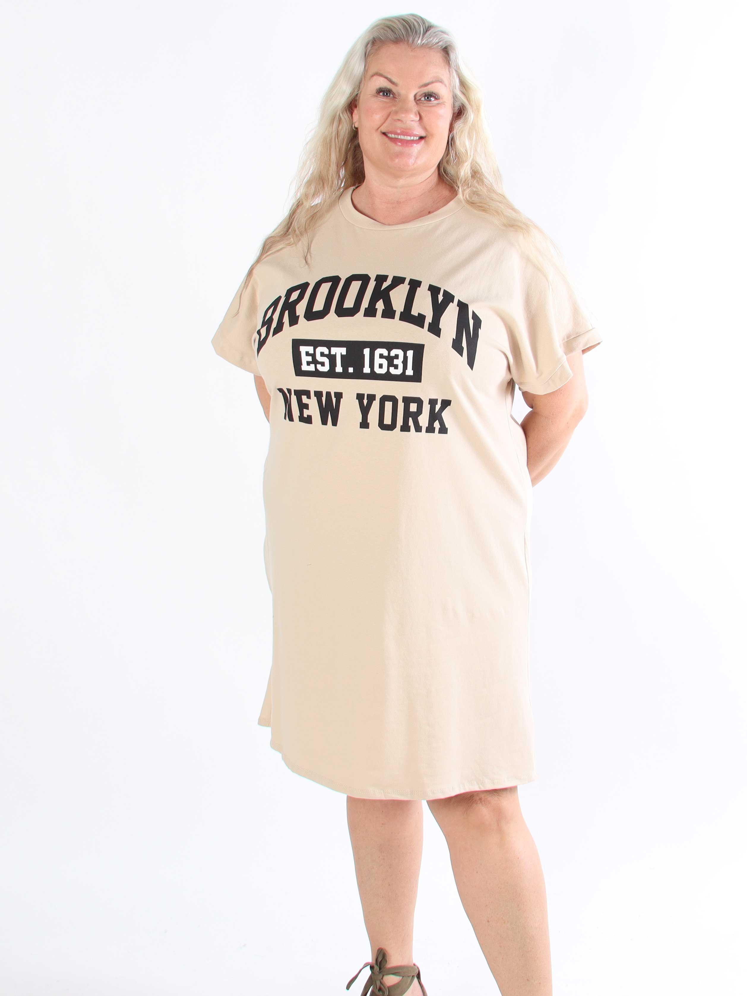 Tasmine - Plus size Brooklyn t-shirtklänning i mjuk bomull
