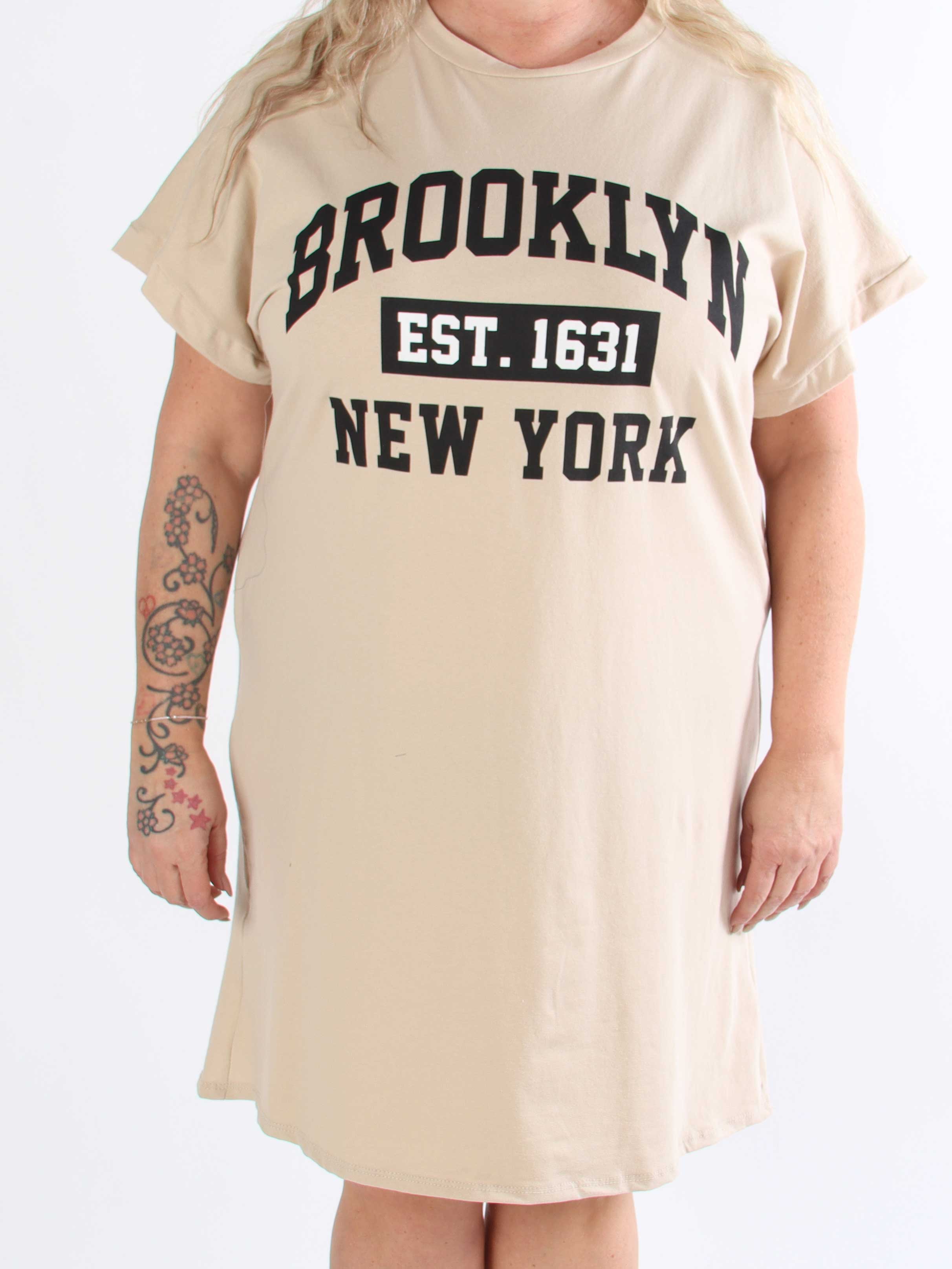 Tasmine - Plus size Brooklyn t-shirtklänning i mjuk bomull